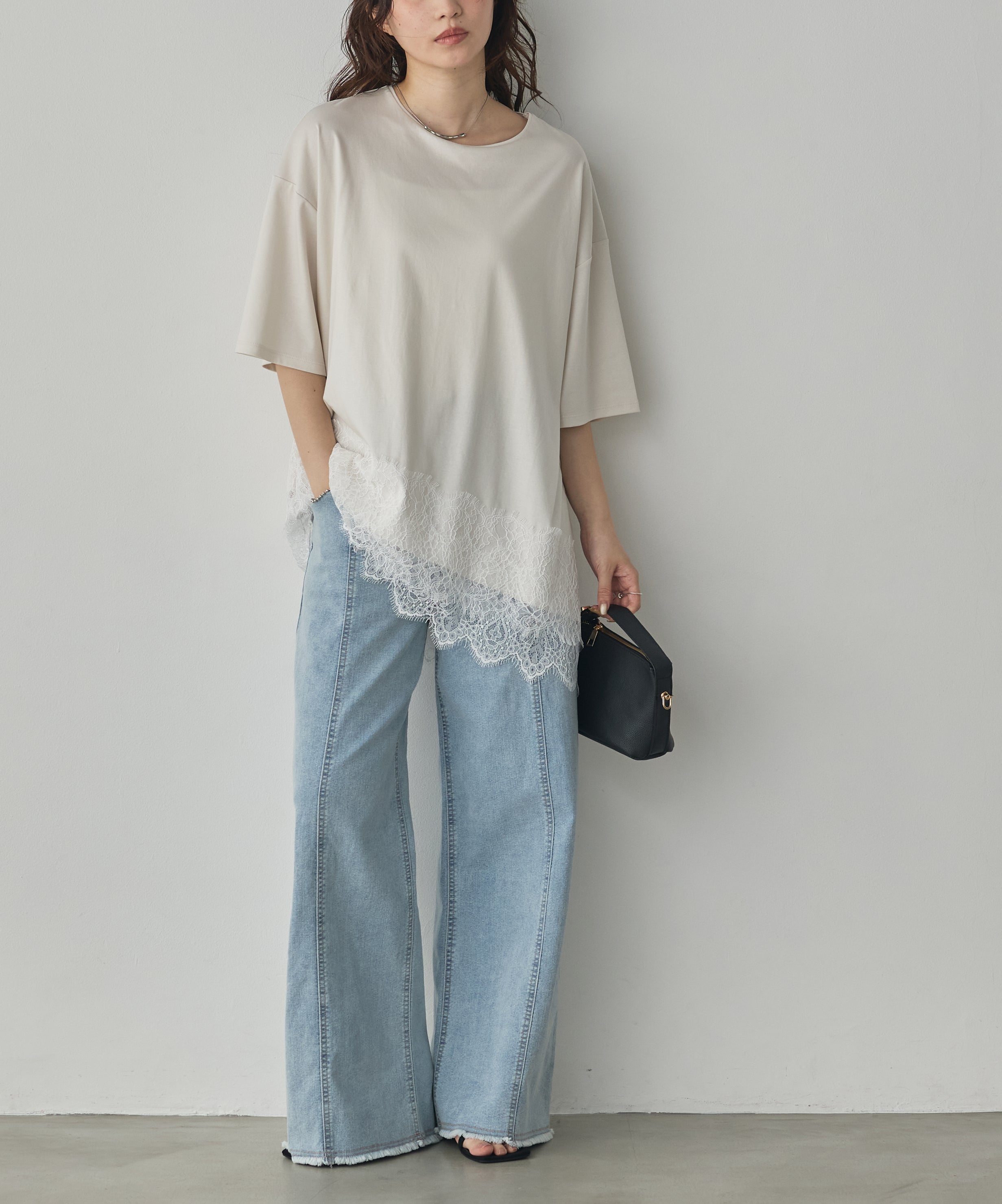COMPACT SMOOTH ASYMMETRICAL LACE-DOCKED TOP