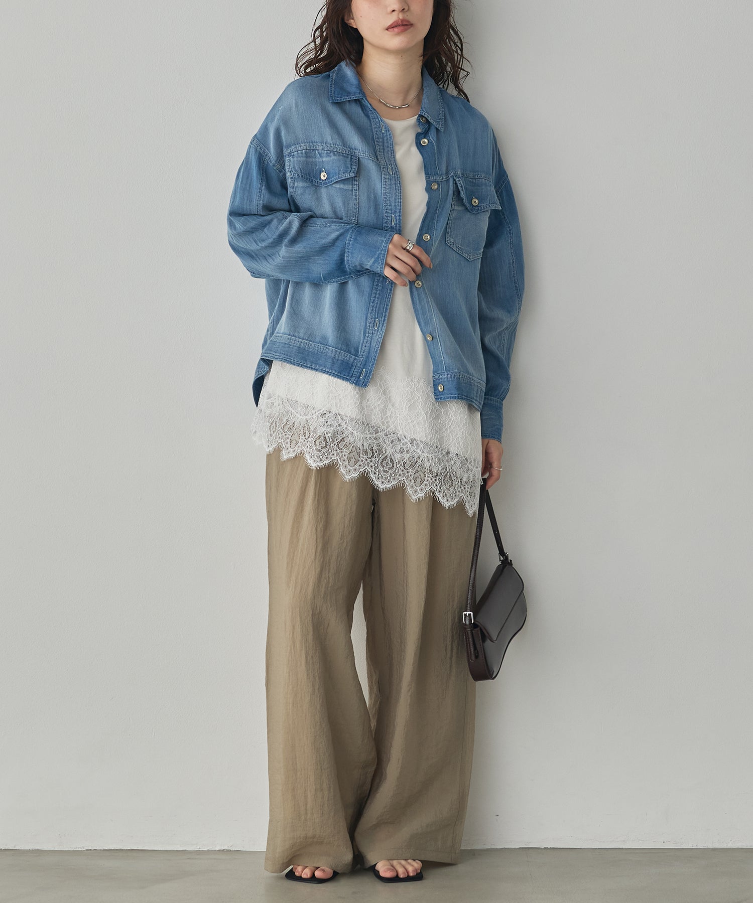 COMPACT SMOOTH ASYMMETRICAL LACE-DOCKED TOP
