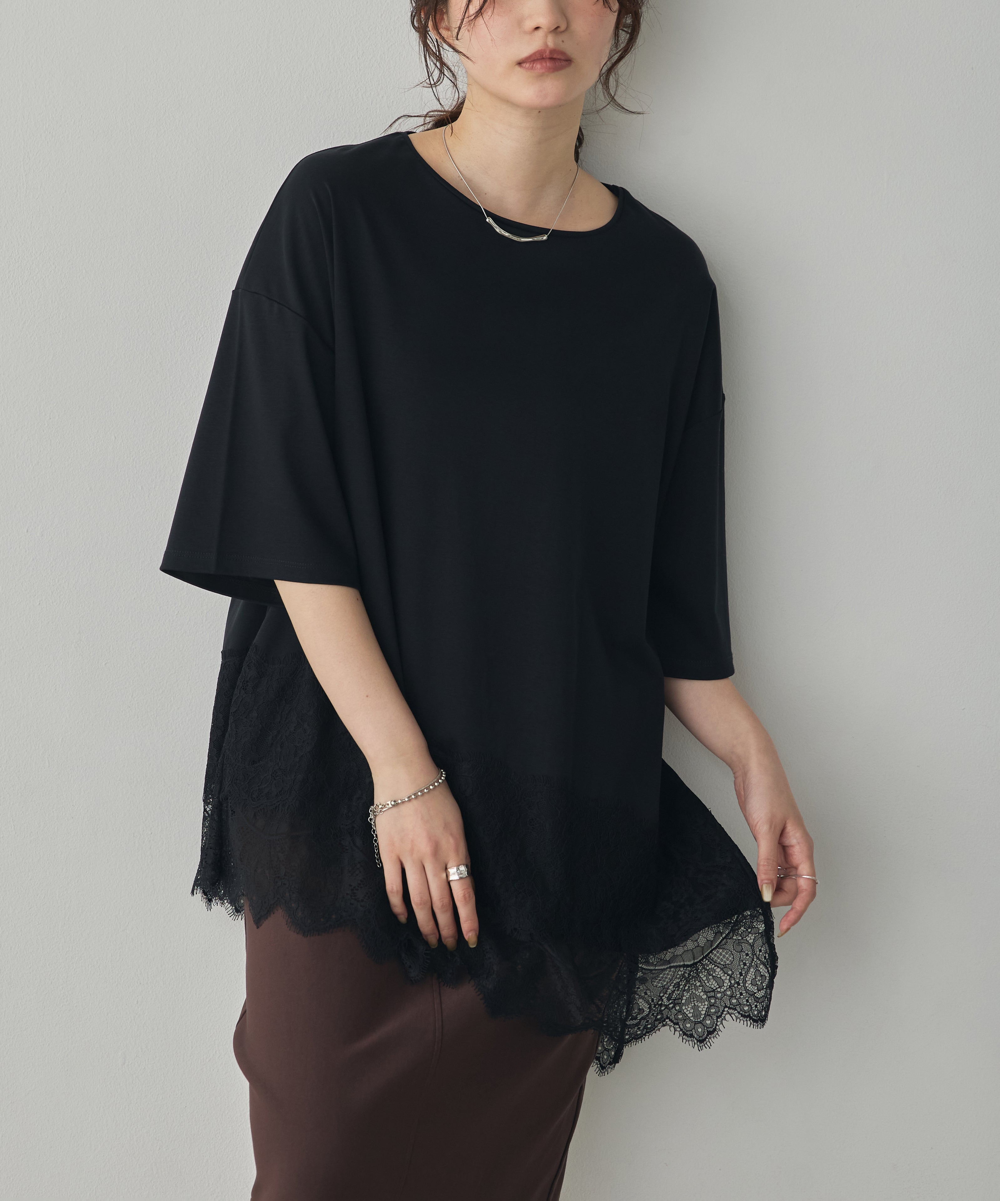 COMPACT SMOOTH ASYMMETRICAL LACE-DOCKED TOP