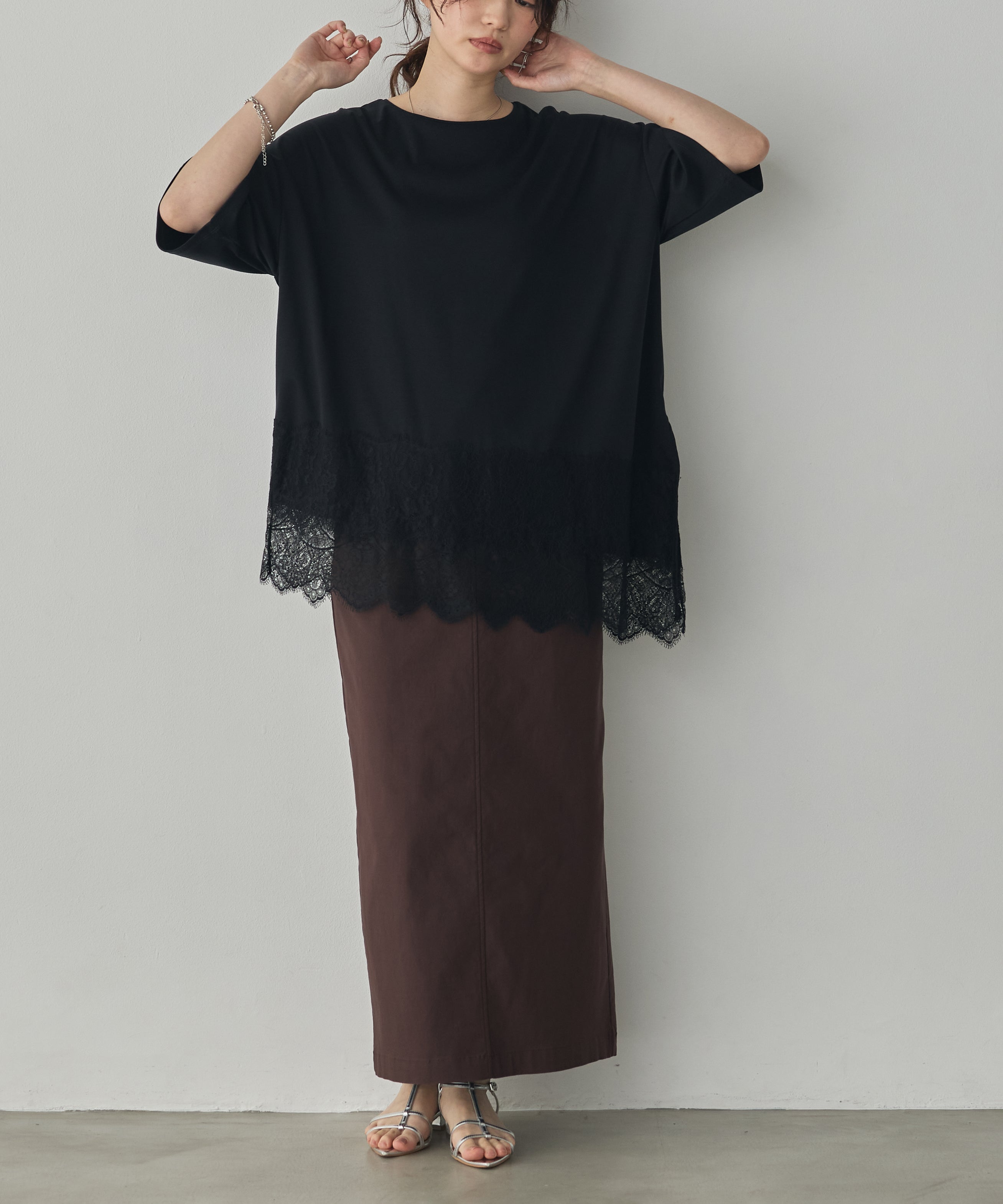 COMPACT SMOOTH ASYMMETRICAL LACE-DOCKED TOP