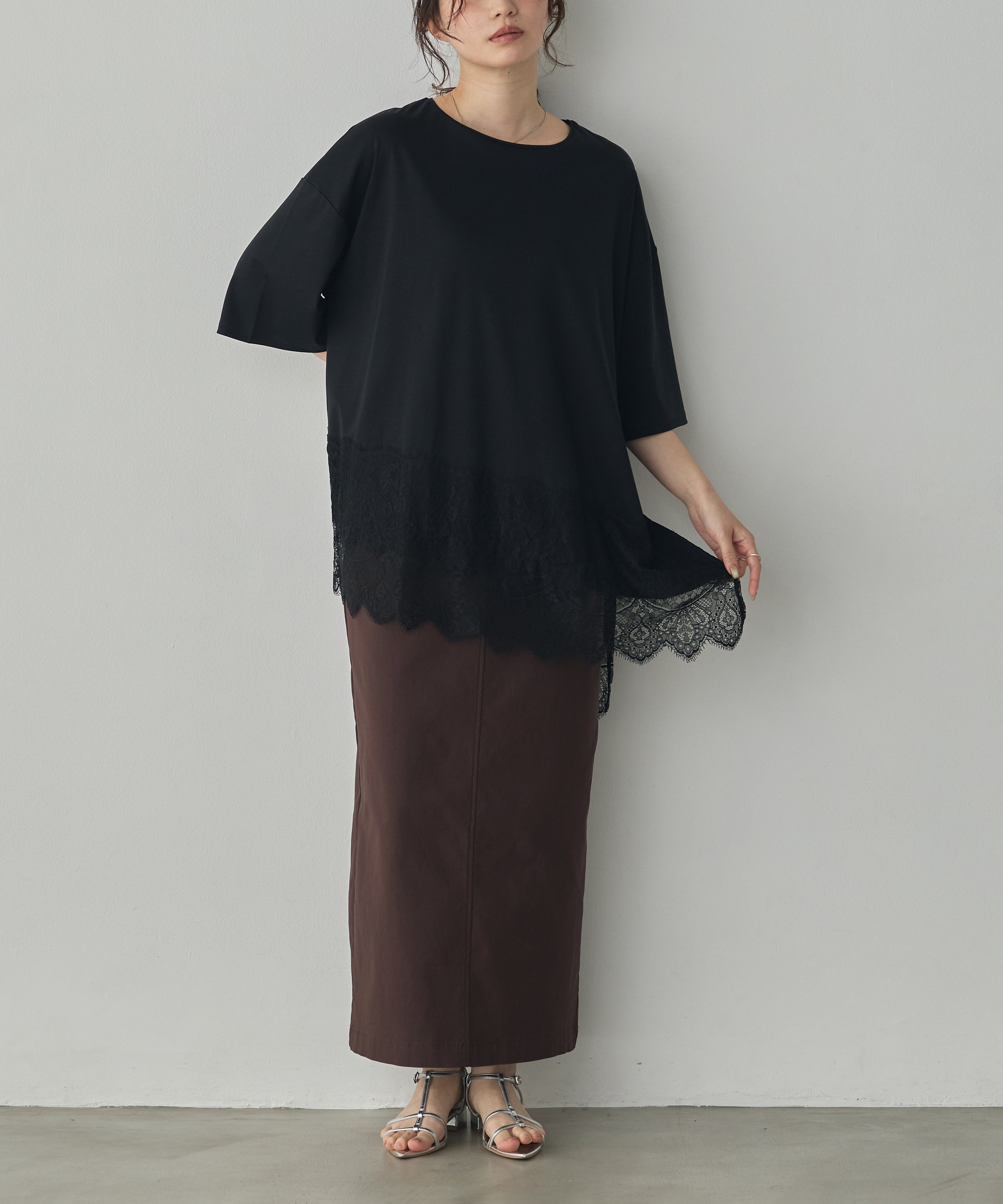 COMPACT SMOOTH ASYMMETRICAL LACE-DOCKED TOP