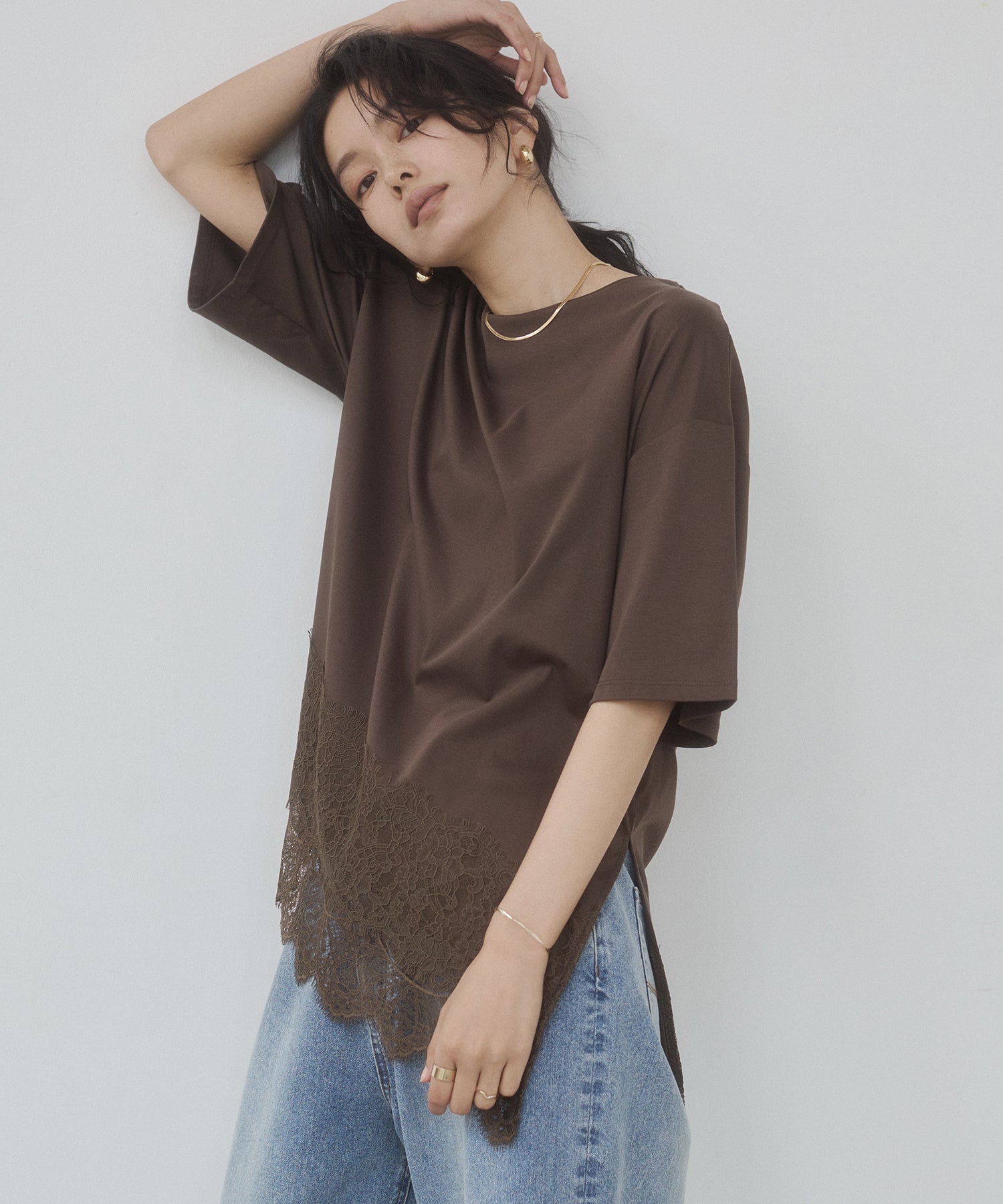 COMPACT SMOOTH ASYMMETRICAL LACE-DOCKED TOP