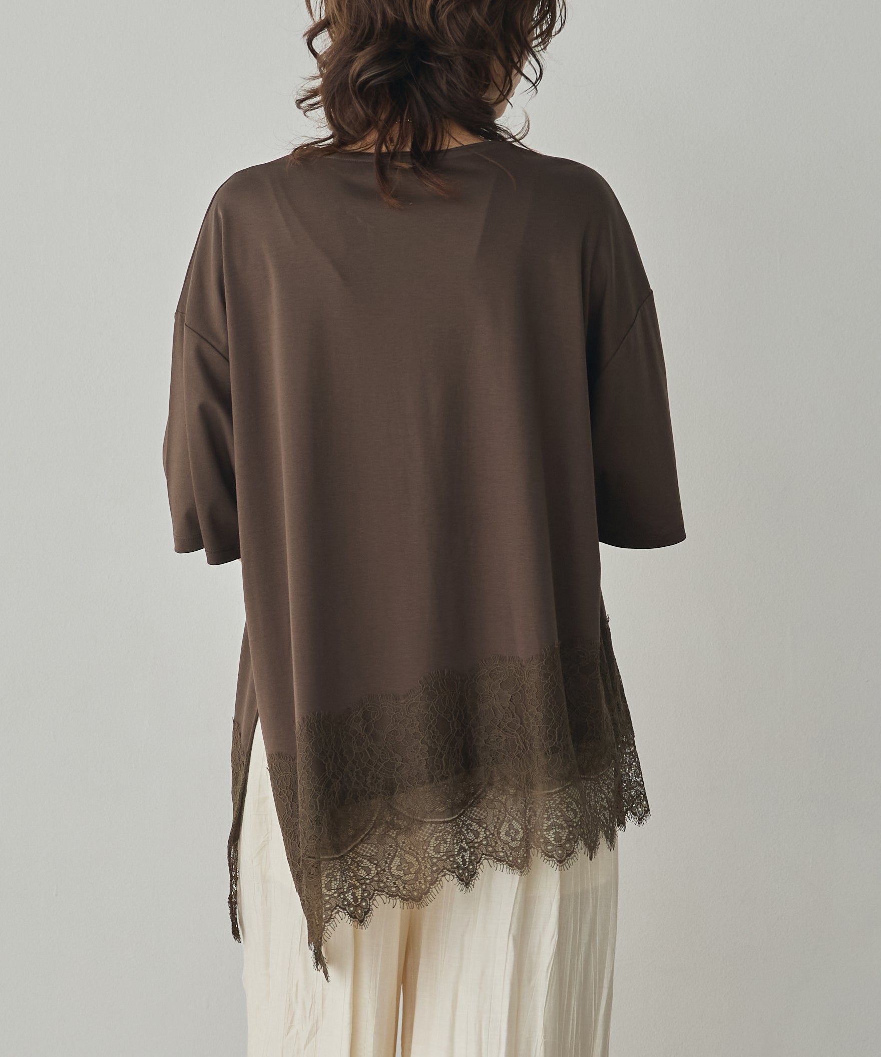 COMPACT SMOOTH ASYMMETRICAL LACE-DOCKED TOP