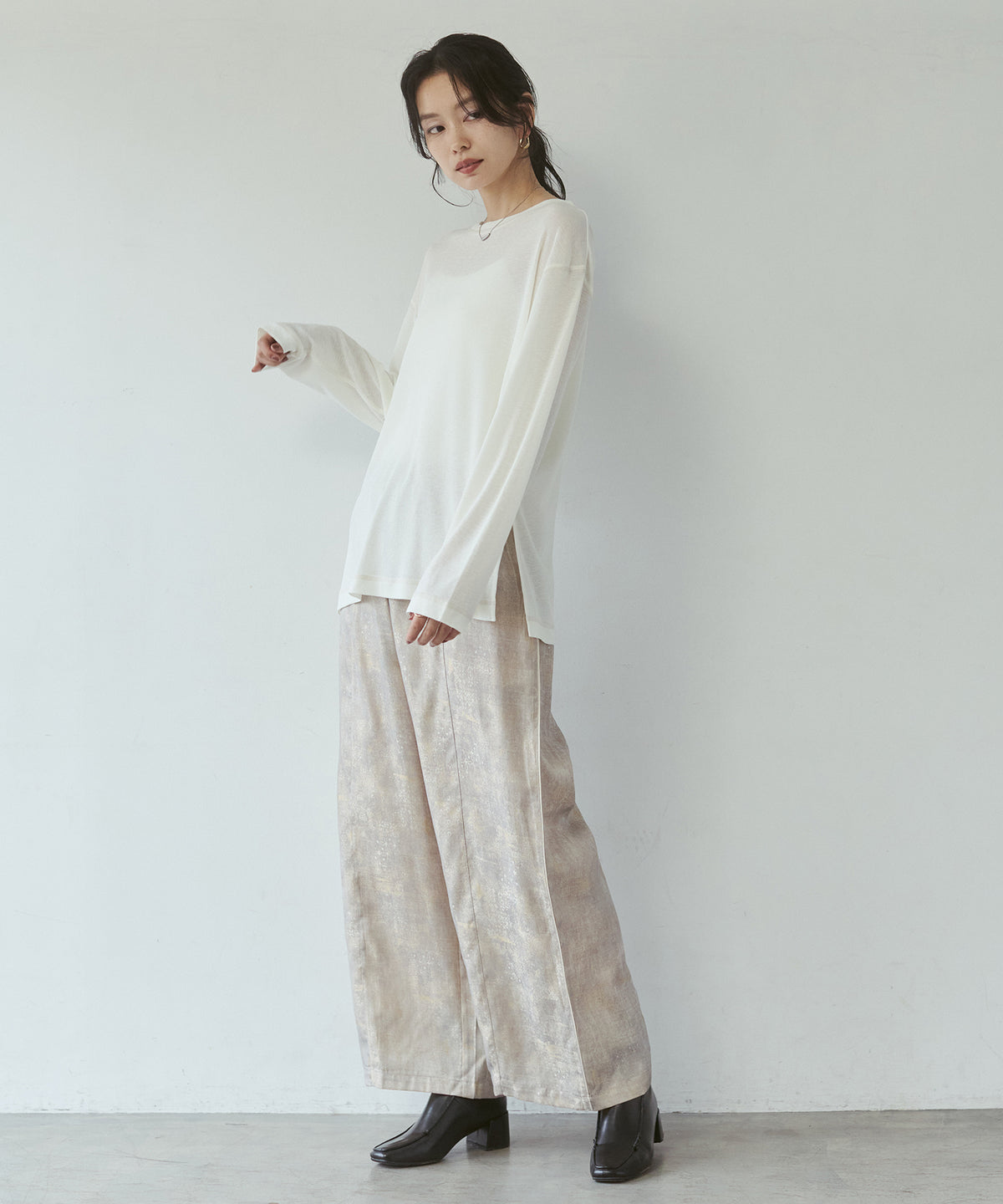 SHEER WAFFLE TOP WITH SUBTLE COLOUR-BLOCKED STITCHING