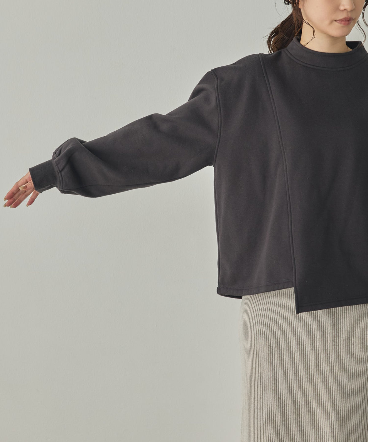 ASYMMETRICAL-DESIGN FLEECE-LINED SWEAT