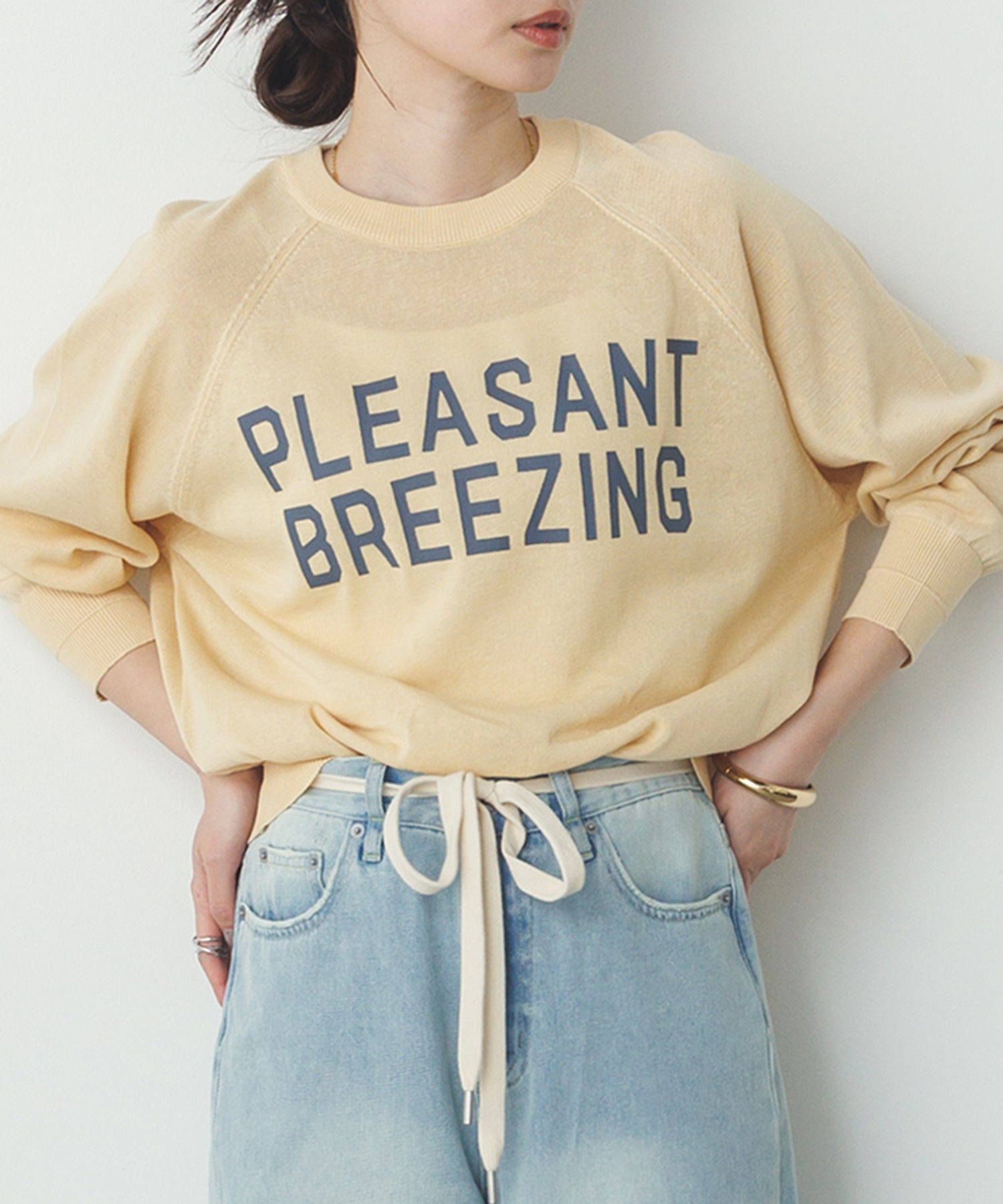 ペーパーライクシアー ロゴプリントニット