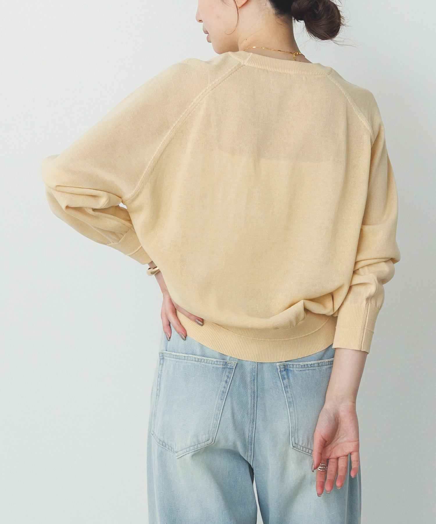 ペーパーライクシアー ロゴプリントニット