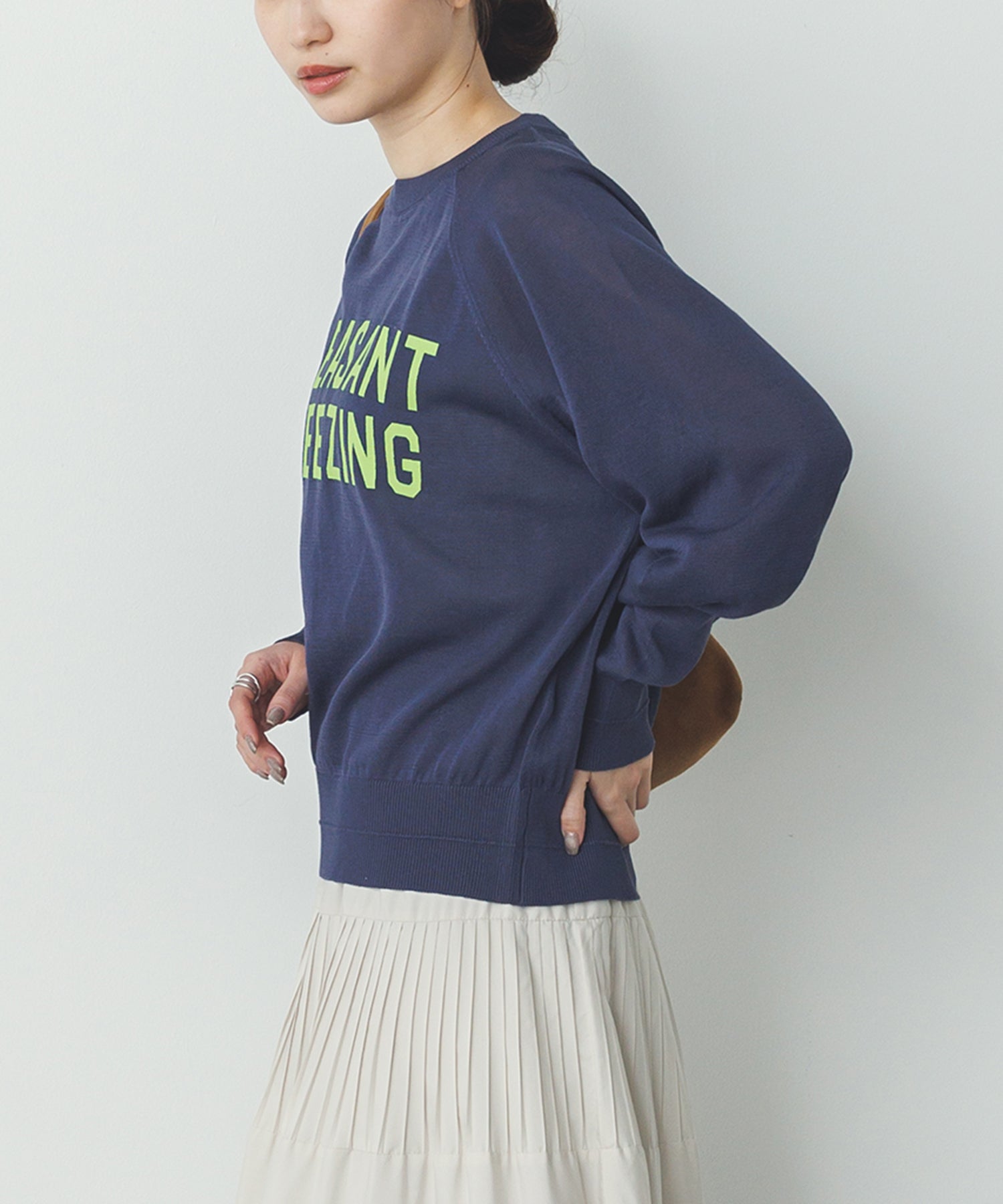 ペーパーライクシアー ロゴプリントニット