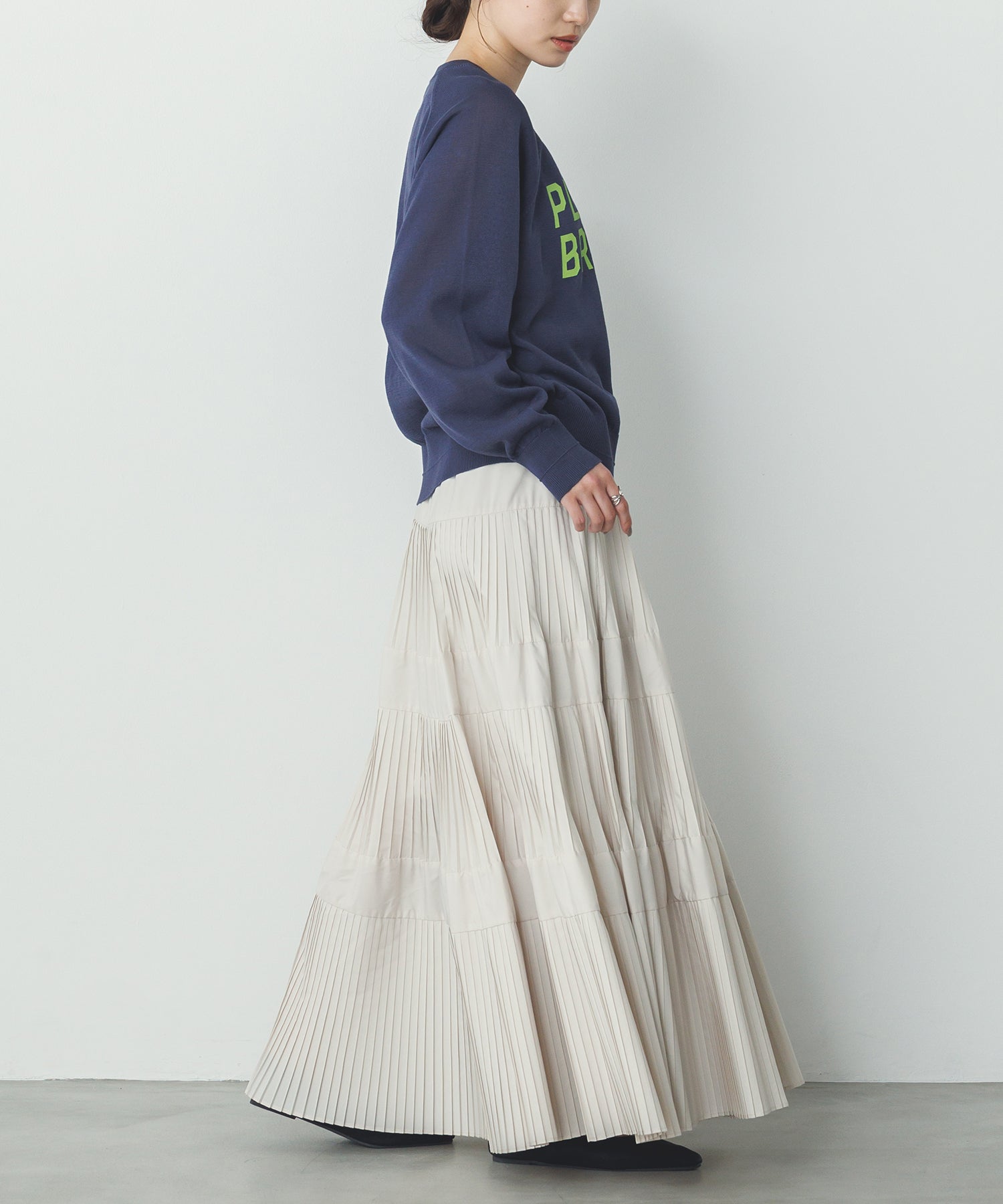 ペーパーライクシアー ロゴプリントニット