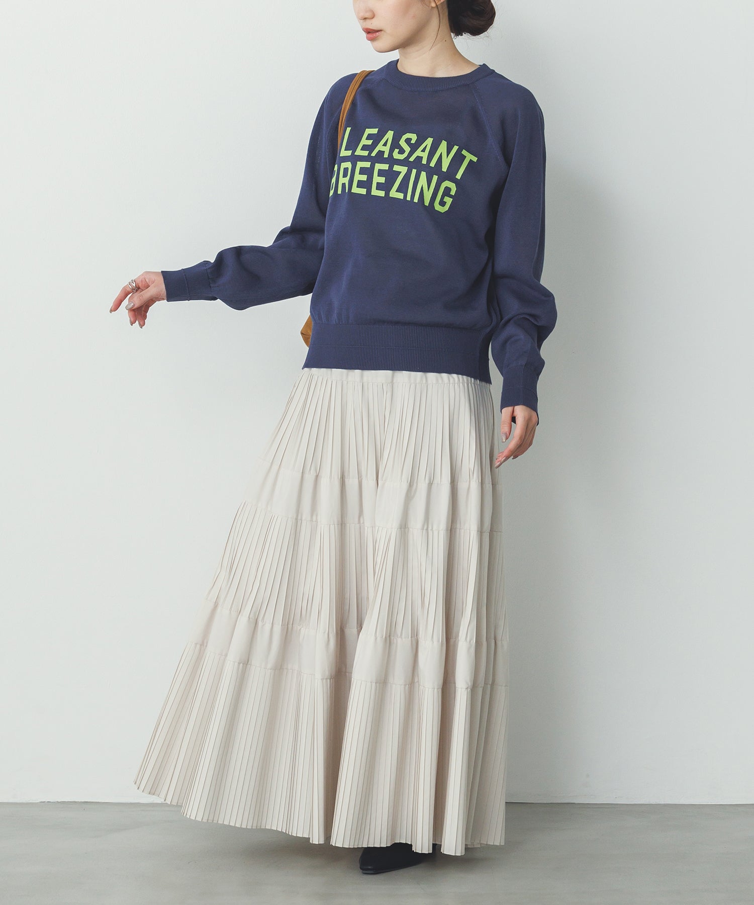 ペーパーライクシアー ロゴプリントニット