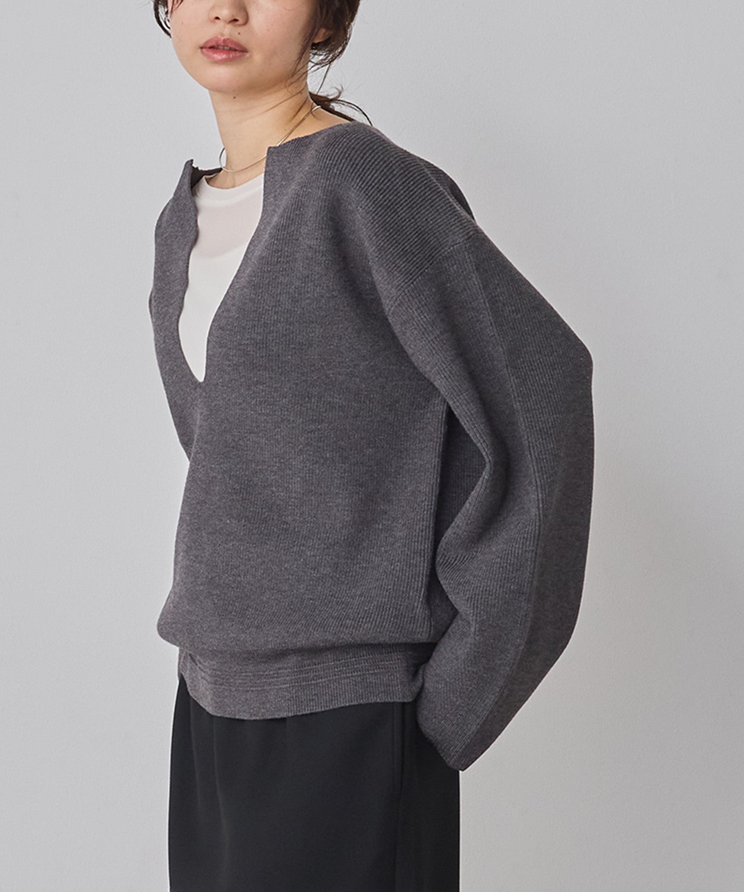 【静電気防止】やわもちヤーン 深Vデザインニット