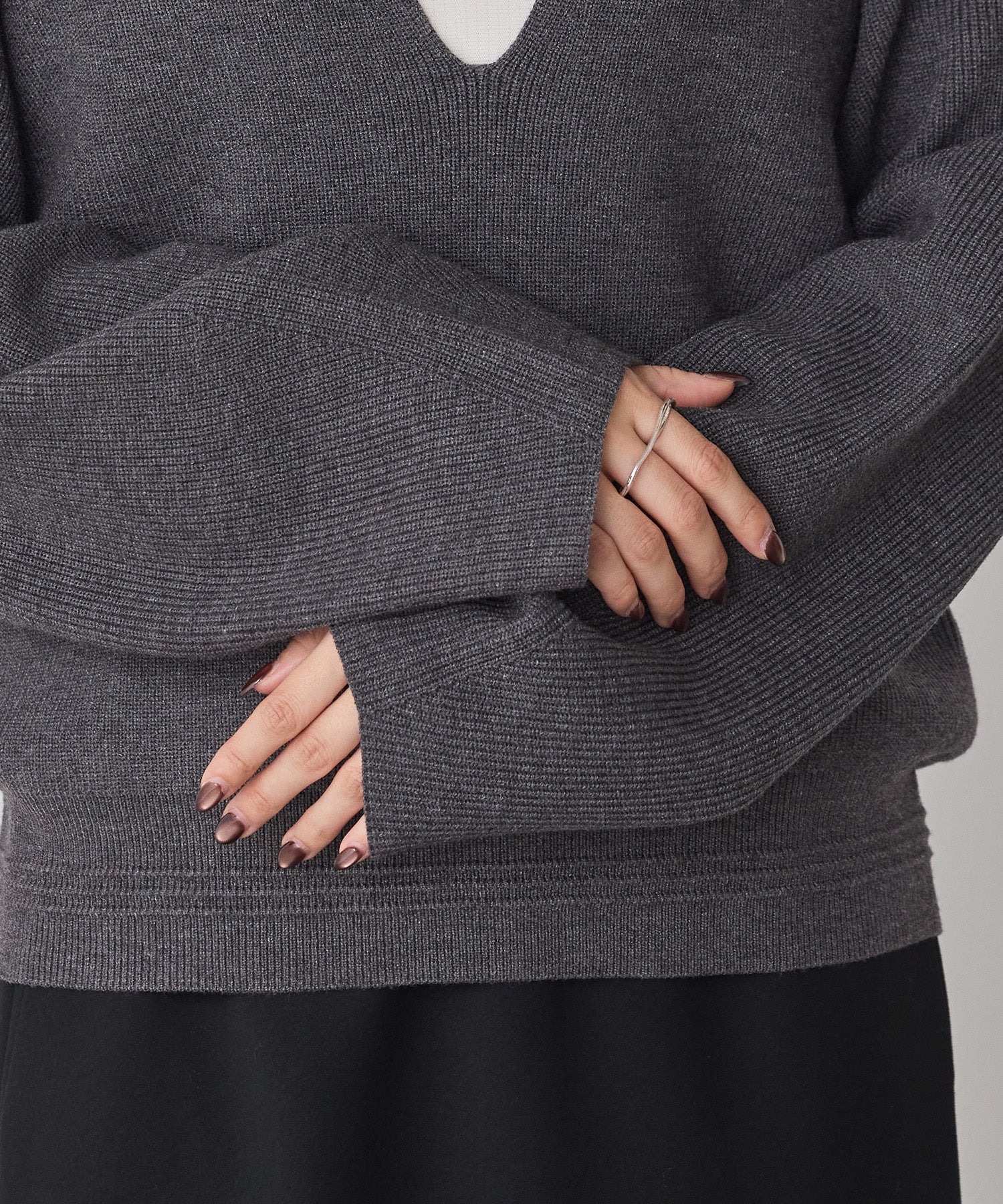 【静電気防止】やわもちヤーン 深Vデザインニット