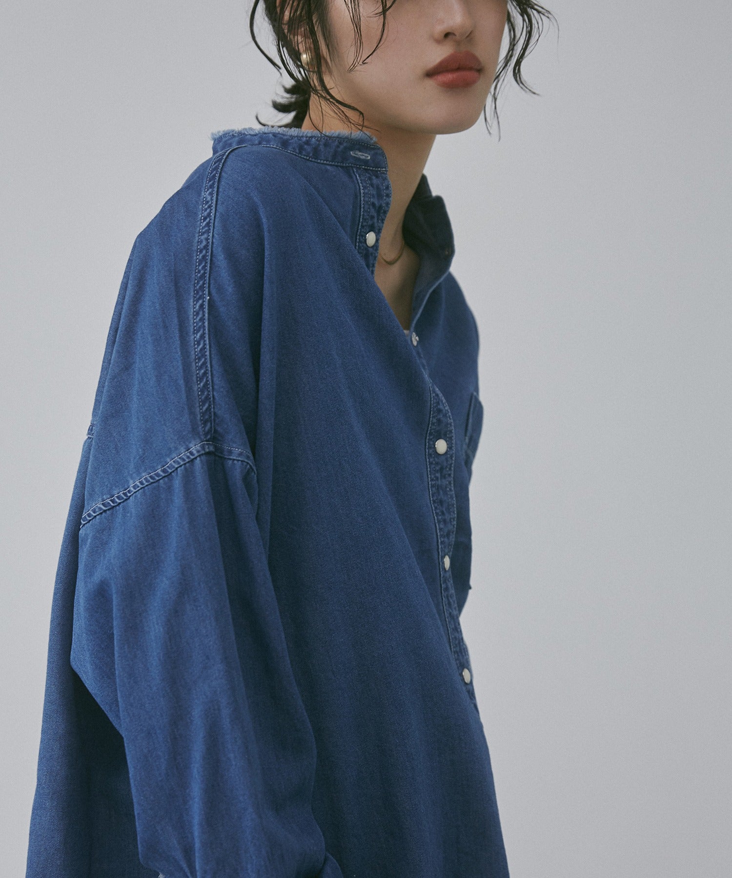 【WEB限定/別注】 バンドカラー オーバーサイズ デニムシャツ