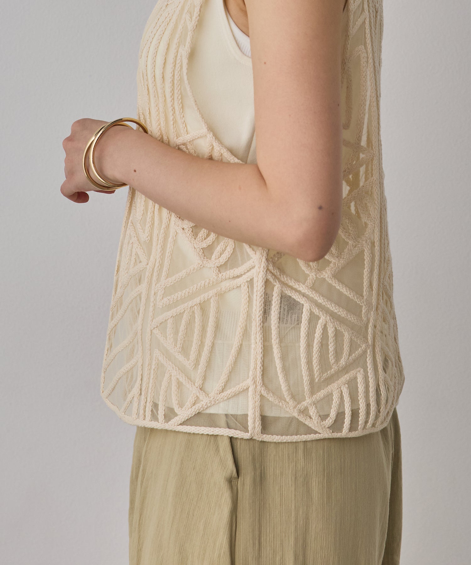 ネット 刺繍ジレ