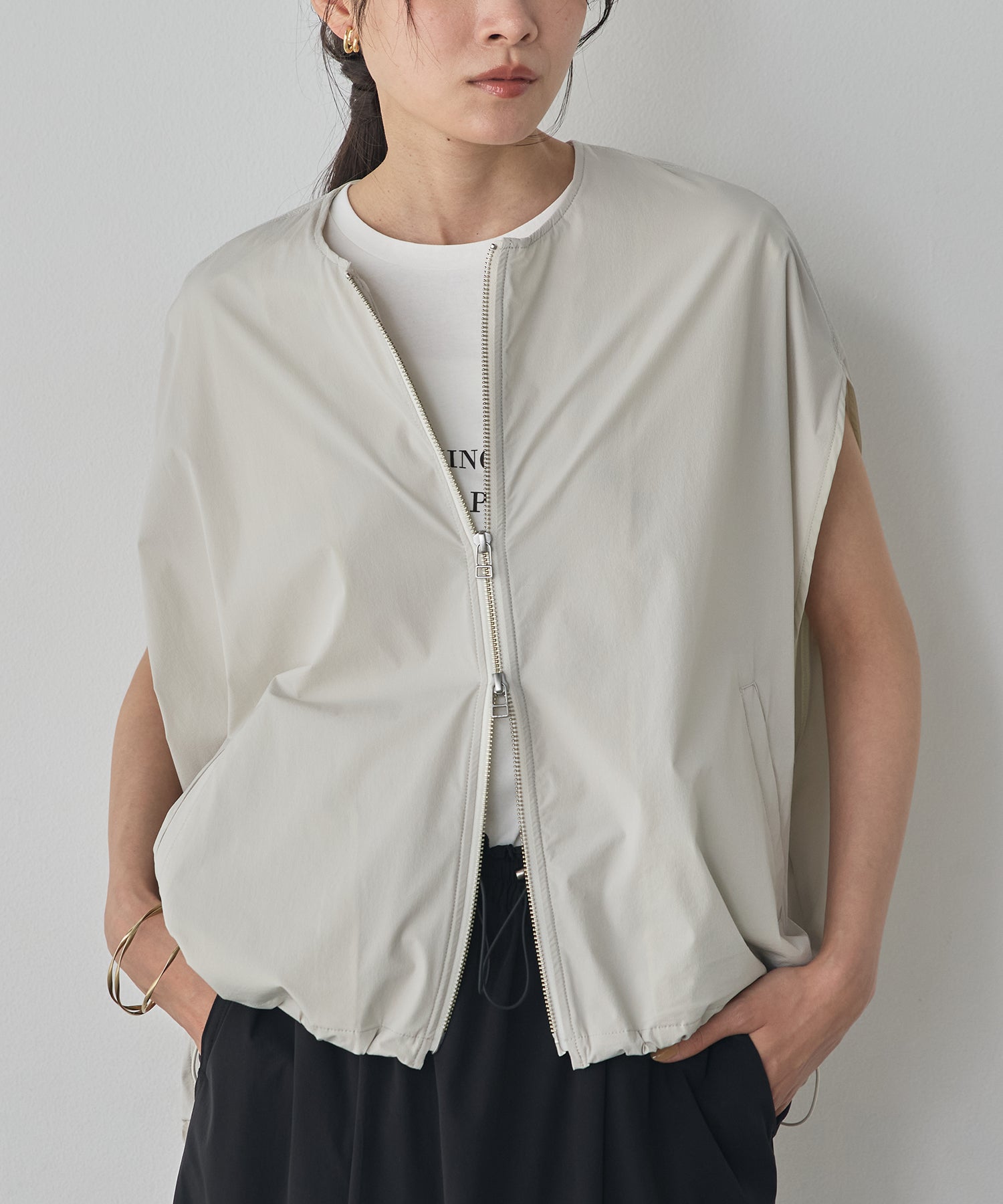 [ICE TOUCH] DOUBLE-ZIP SLEEVELESS BLOUSON