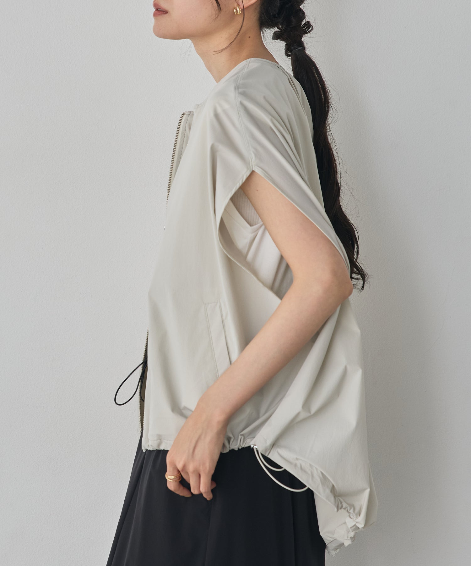 [ICE TOUCH] DOUBLE-ZIP SLEEVELESS BLOUSON