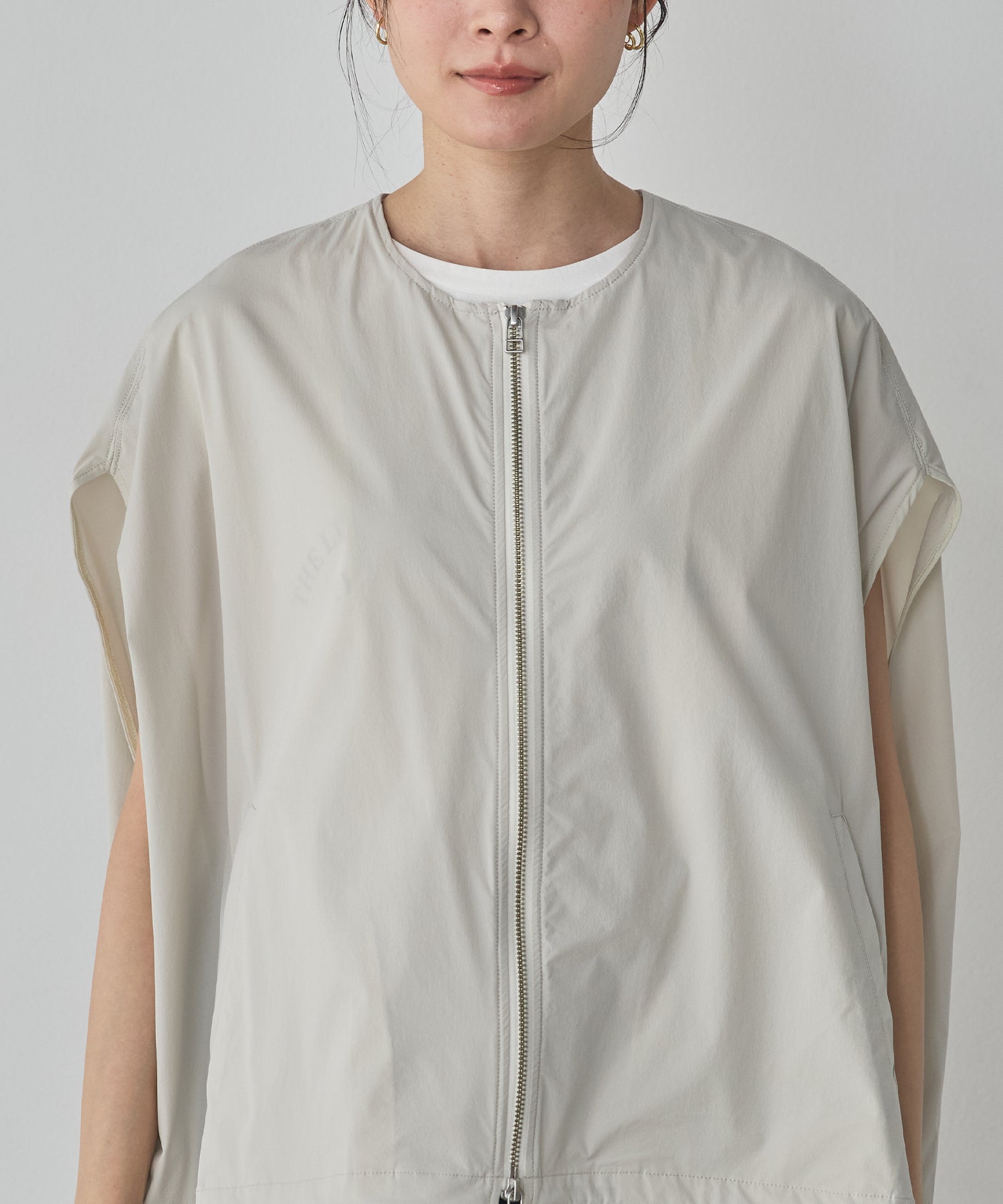 [ICE TOUCH] DOUBLE-ZIP SLEEVELESS BLOUSON