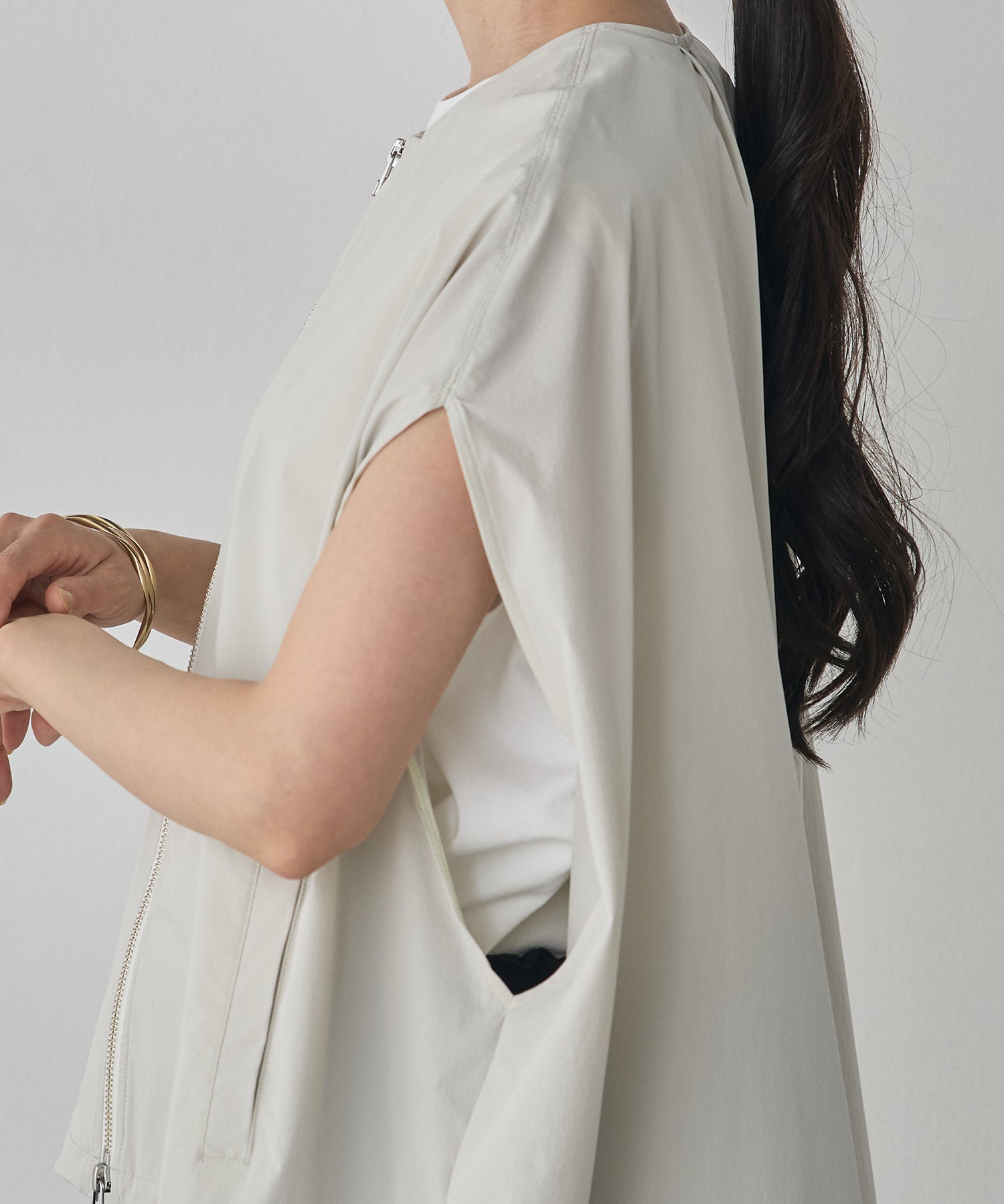 [ICE TOUCH] DOUBLE-ZIP SLEEVELESS BLOUSON
