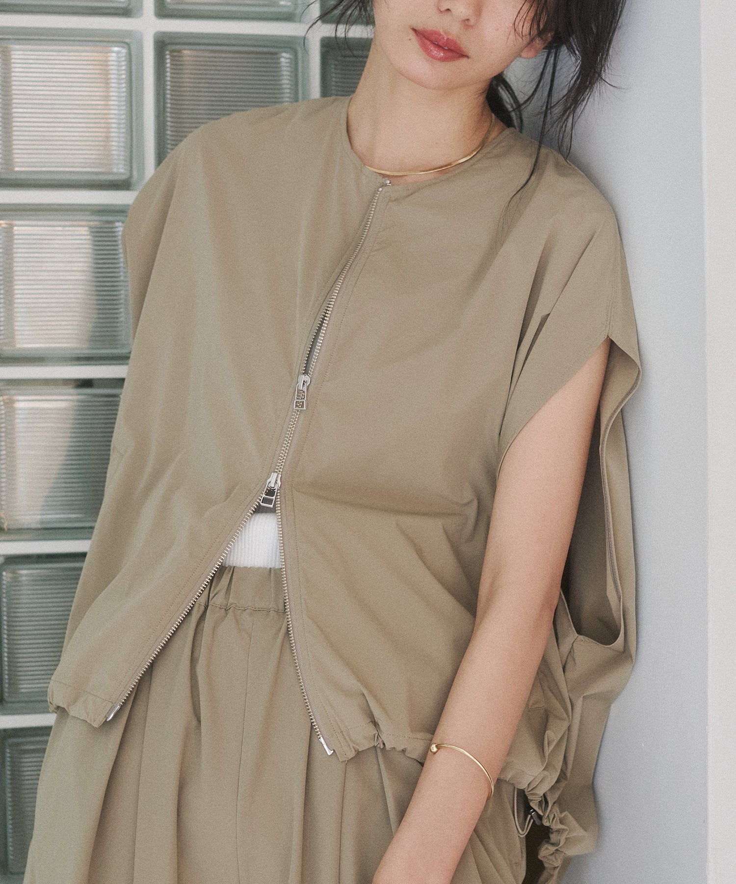 [ICE TOUCH] DOUBLE-ZIP SLEEVELESS BLOUSON