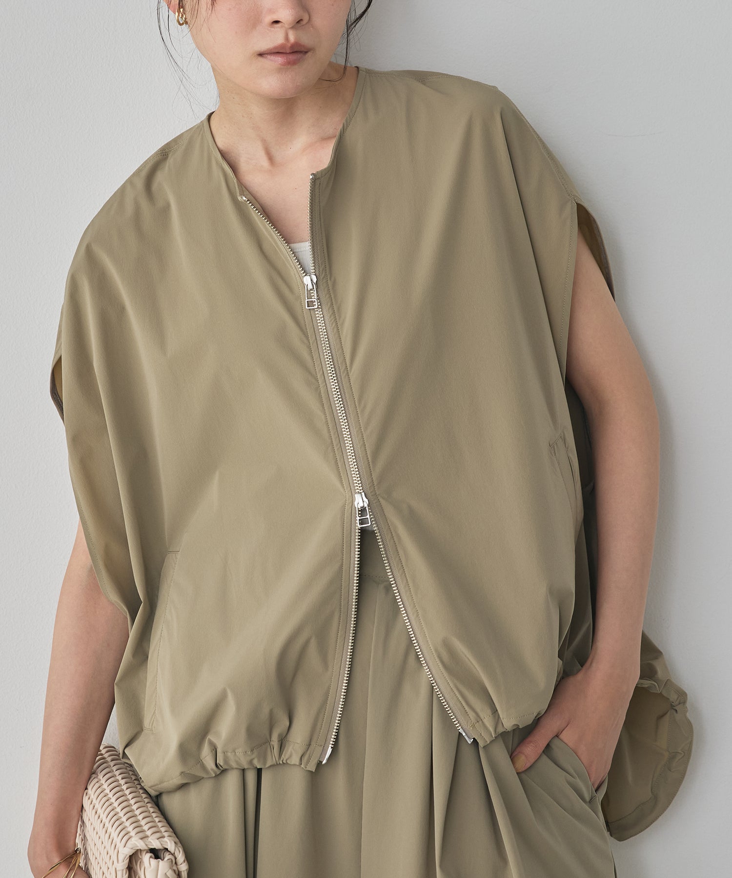 [ICE TOUCH] DOUBLE-ZIP SLEEVELESS BLOUSON