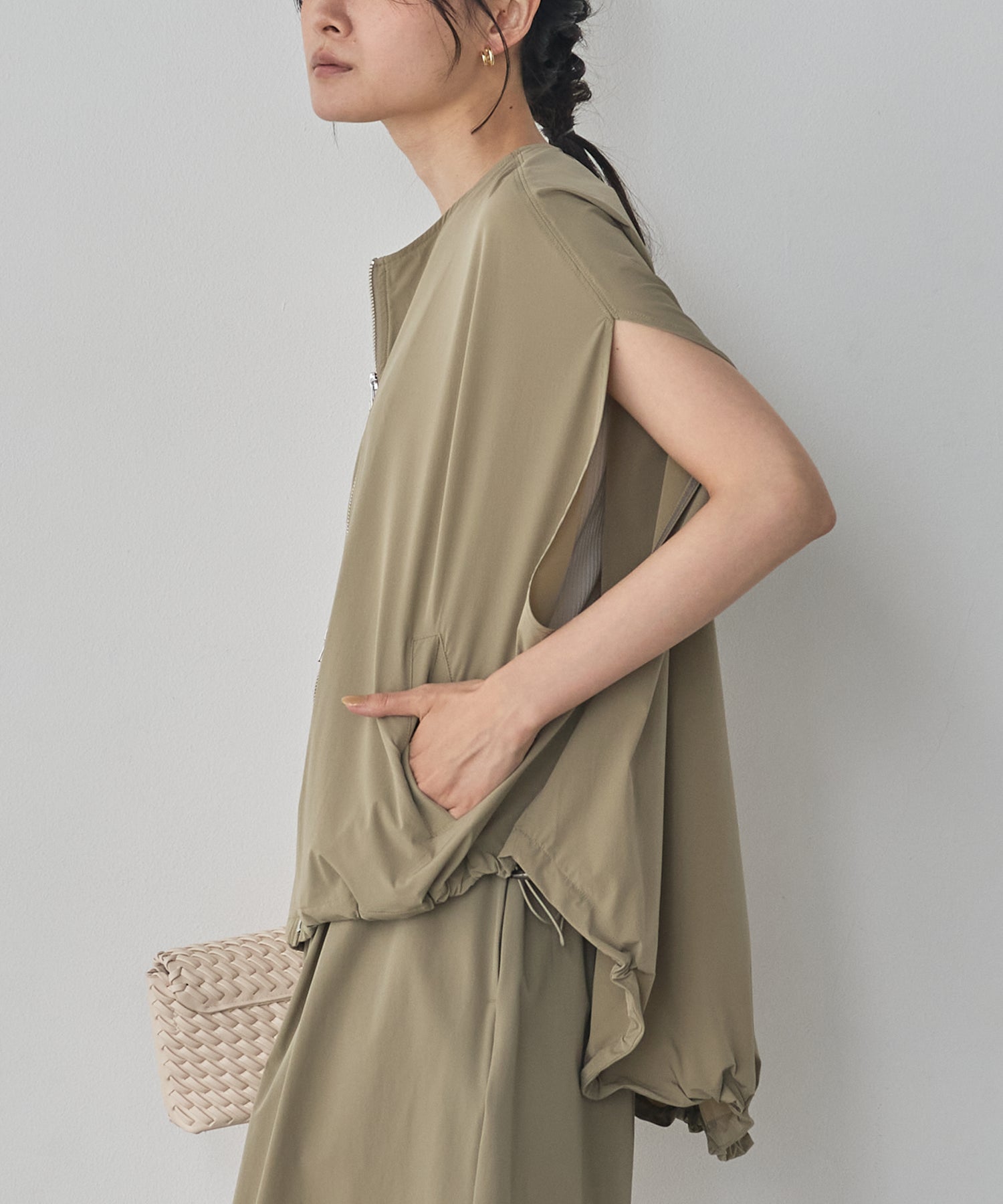 [ICE TOUCH] DOUBLE-ZIP SLEEVELESS BLOUSON