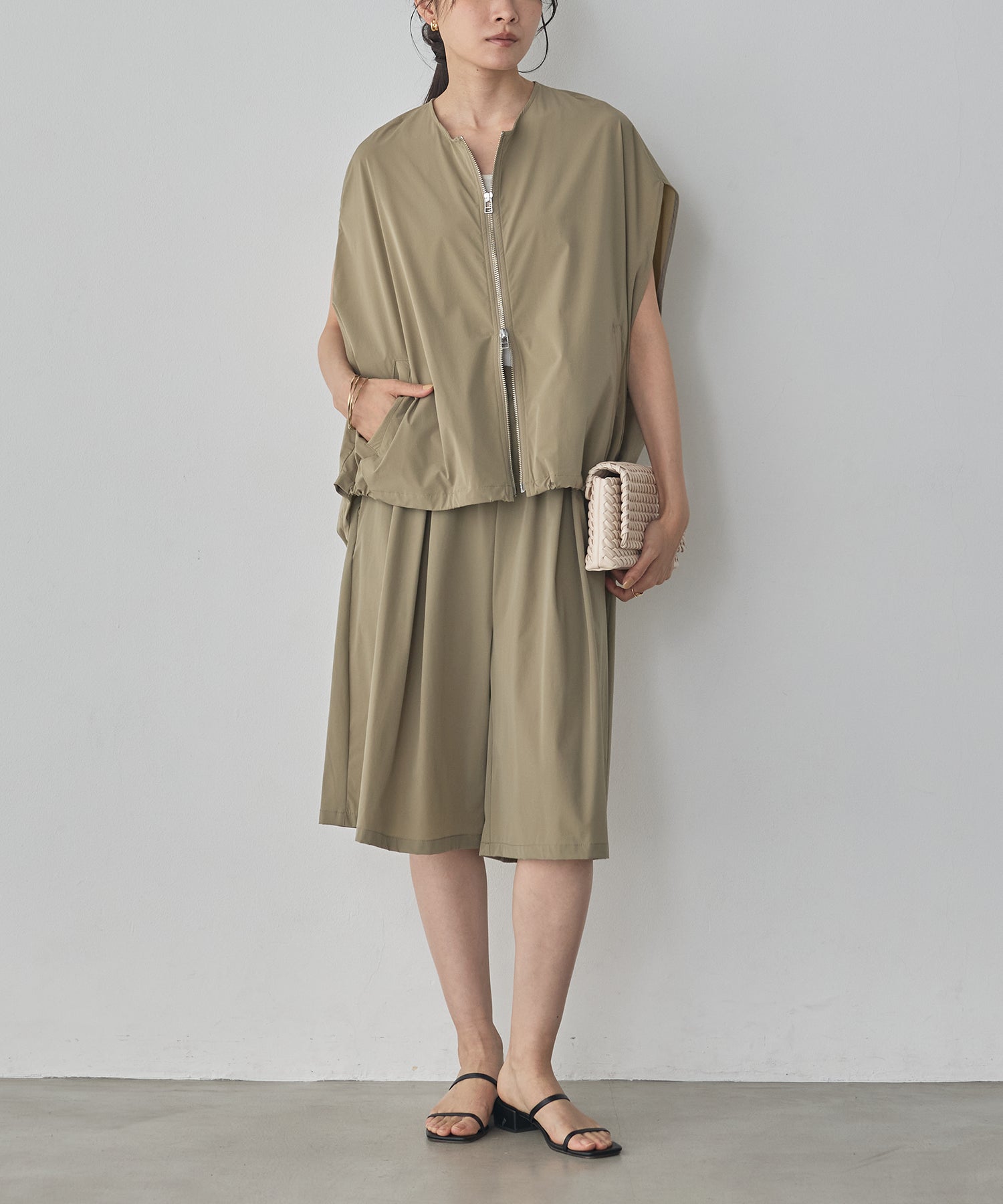 [ICE TOUCH] DOUBLE-ZIP SLEEVELESS BLOUSON