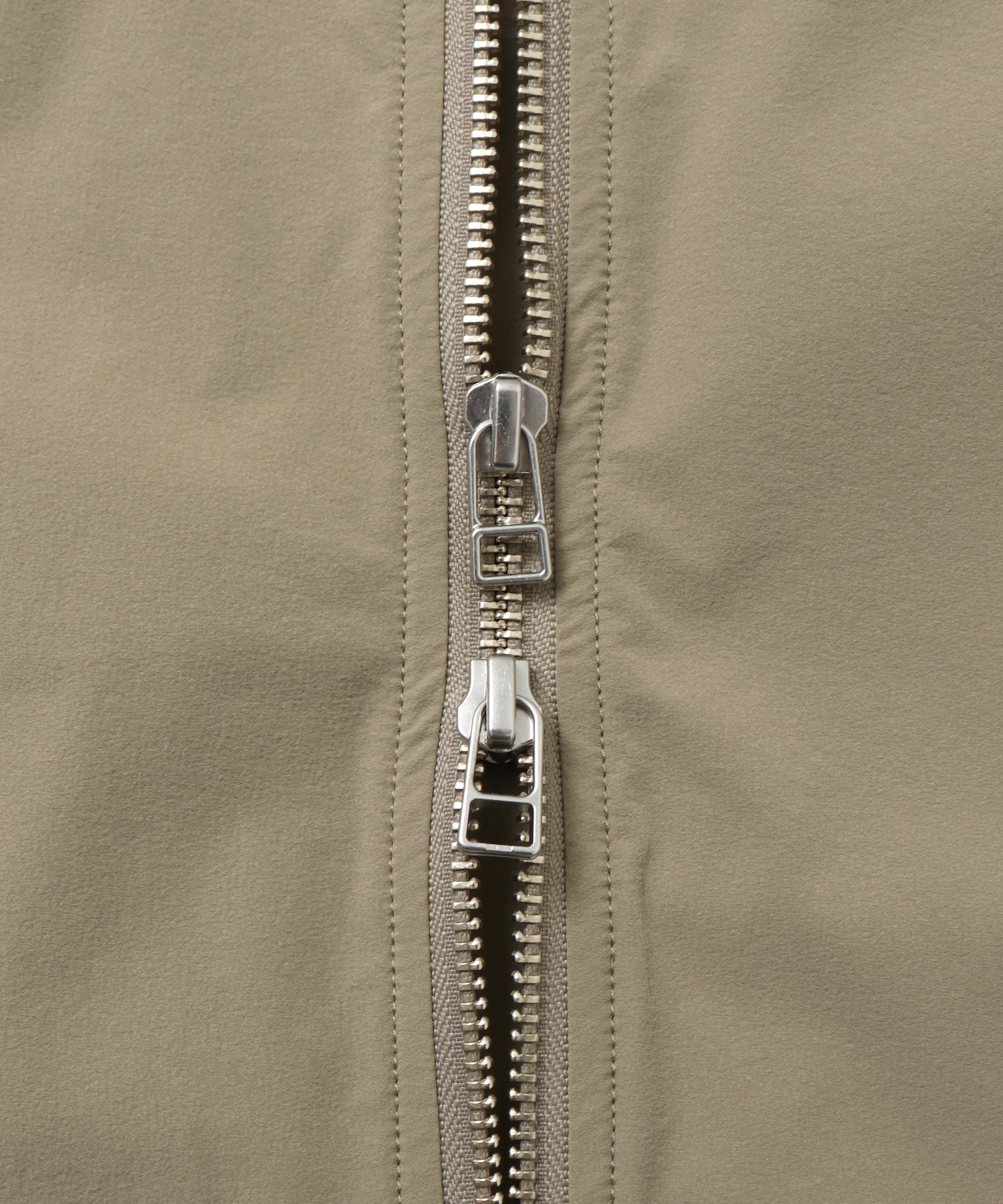 [ICE TOUCH] DOUBLE-ZIP SLEEVELESS BLOUSON