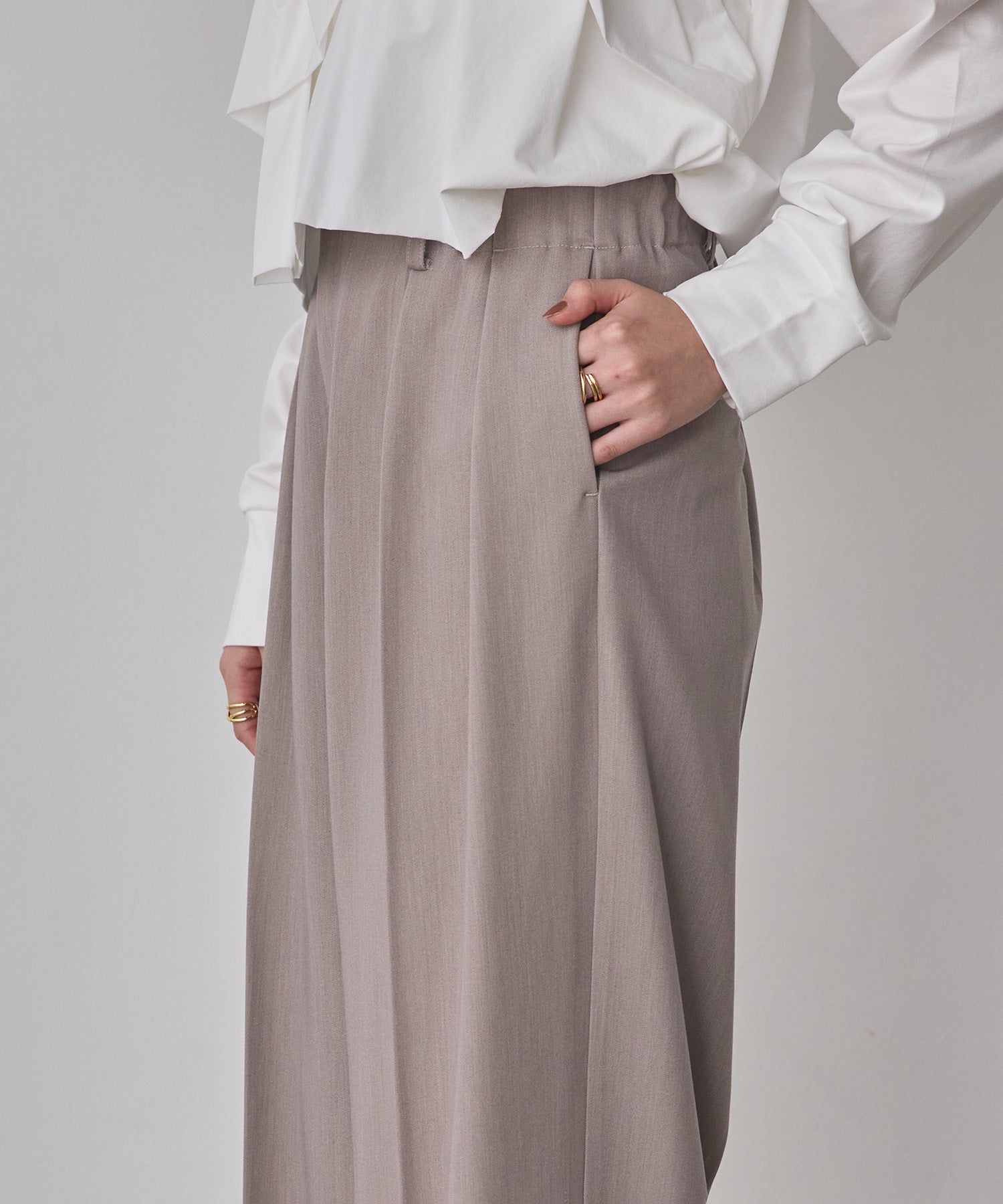 POLYRAYON TUCK PANTS