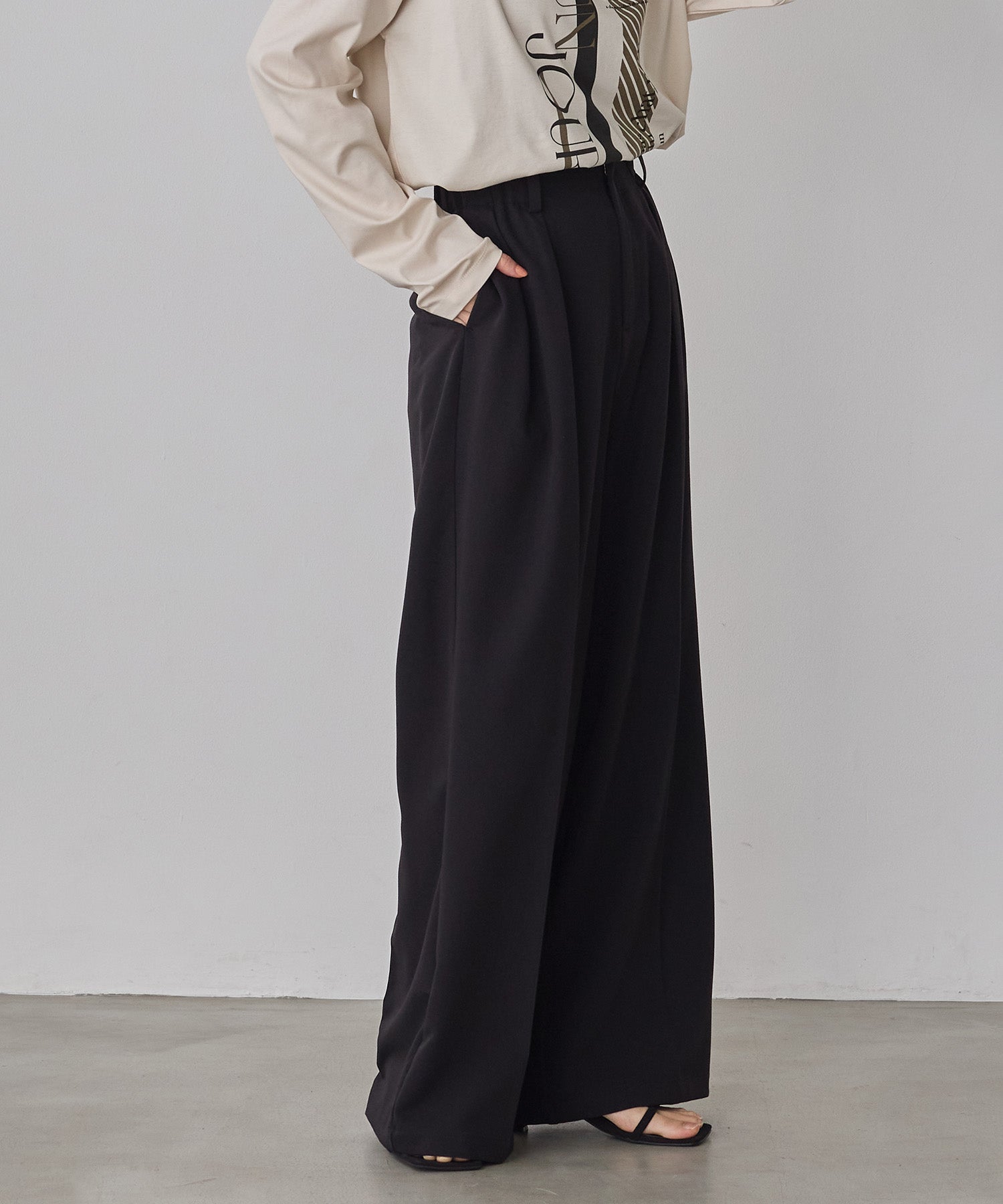 POLYRAYON TUCK PANTS
