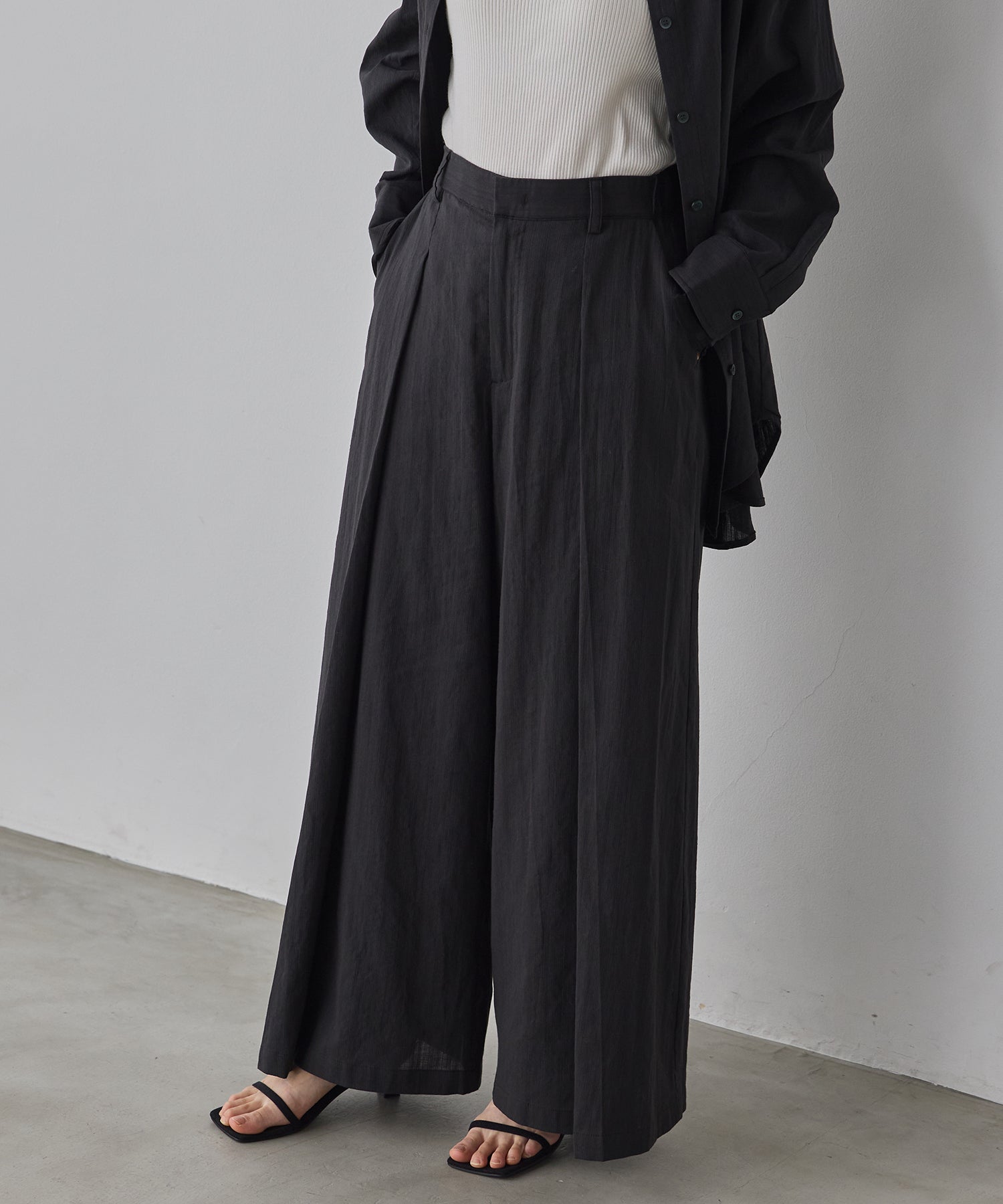 SPRING SLAB DEEP TUCK PANTS