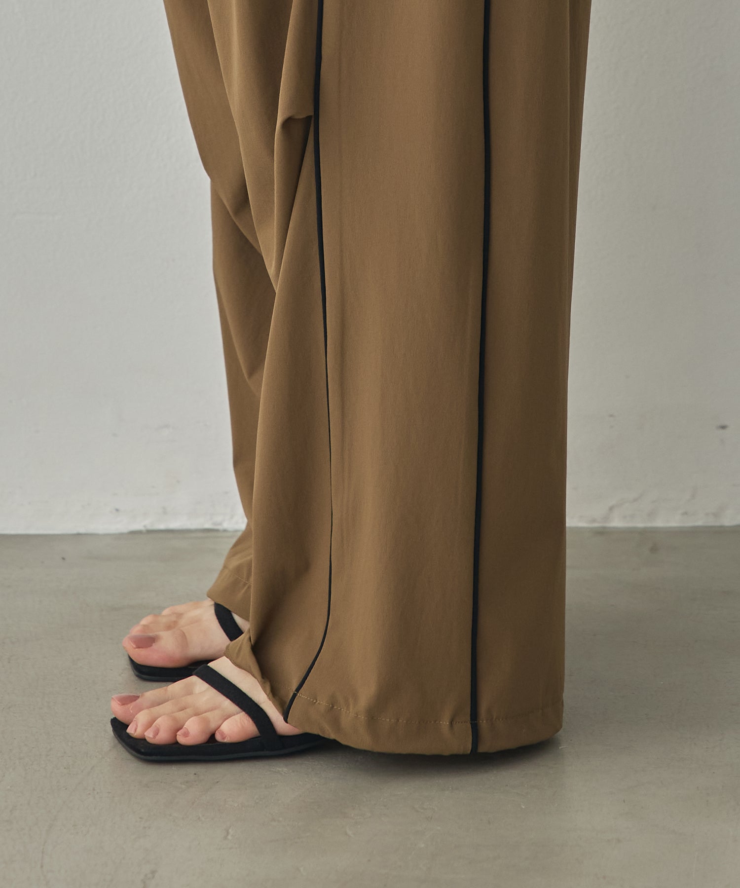[ICE TOUCH] THICK-KNIT SIDE-STRIPE PANTS