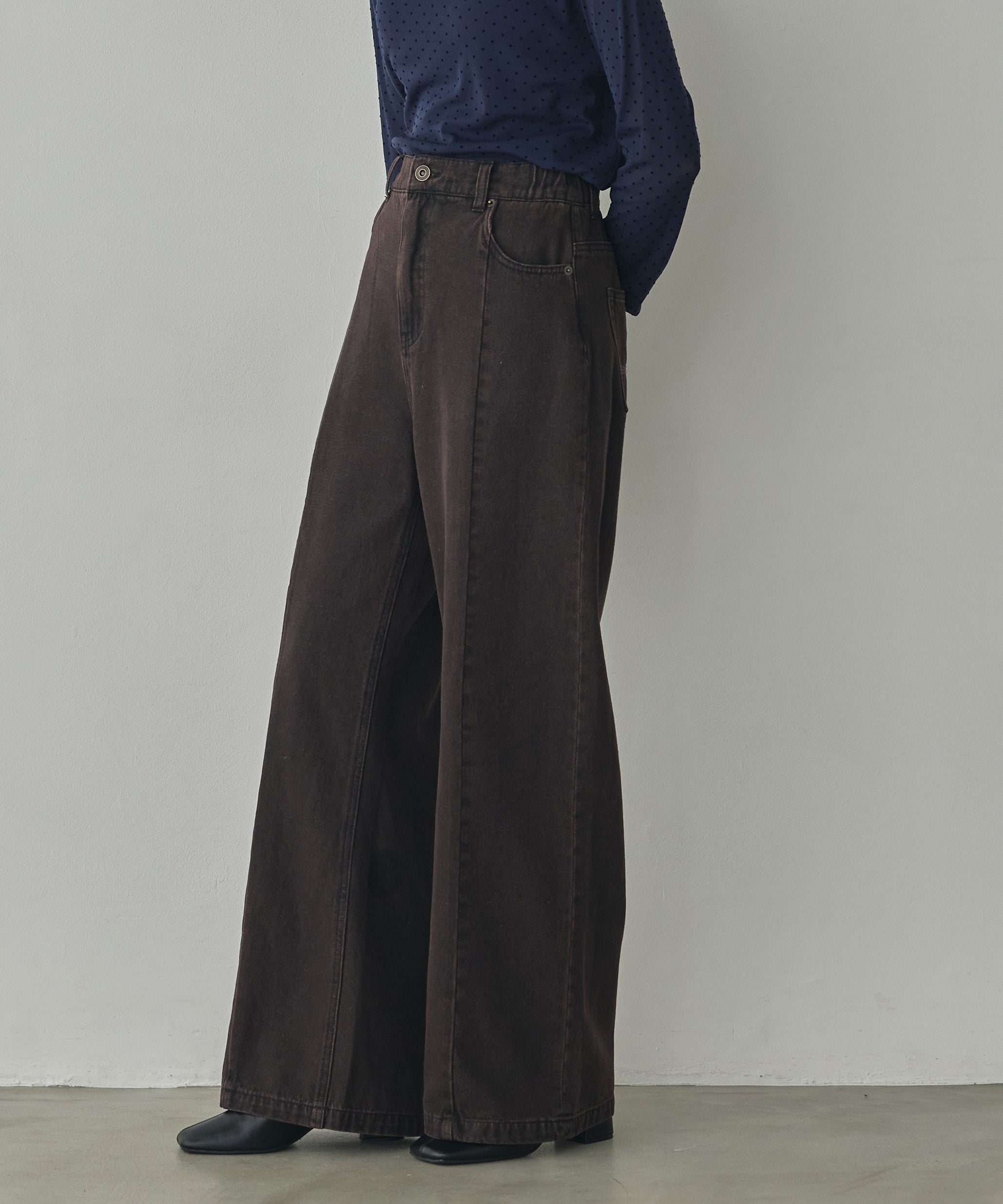 CENTER-SEAM SEMI-FLARED DENIM PANTS