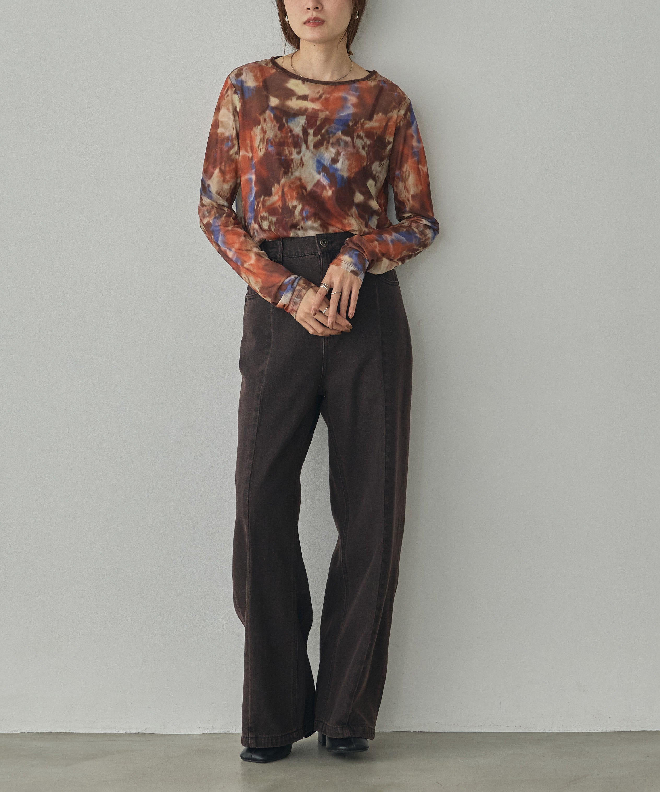CENTER-SEAM SEMI-FLARED DENIM PANTS