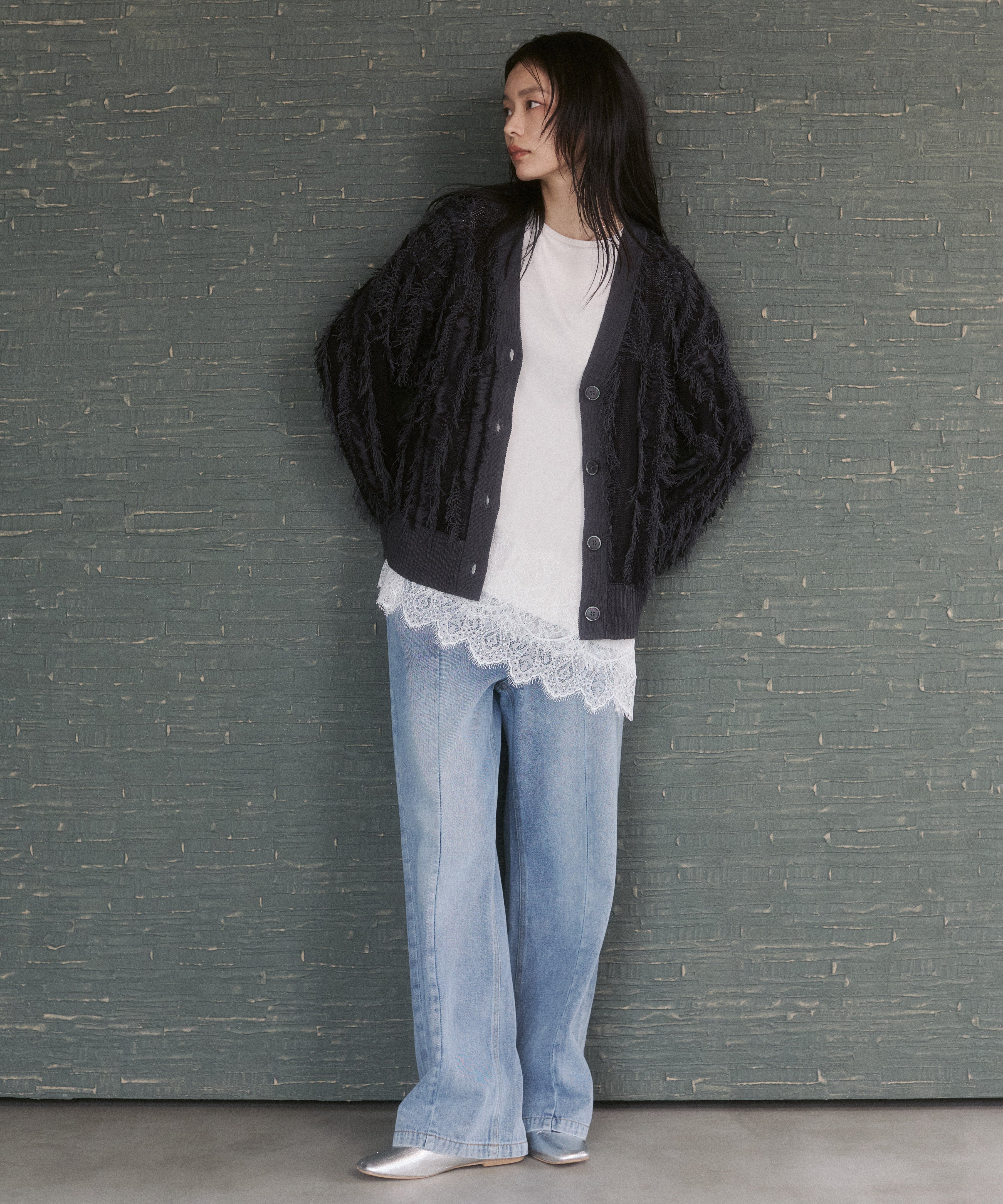 CENTER-SEAM SEMI-FLARED DENIM PANTS