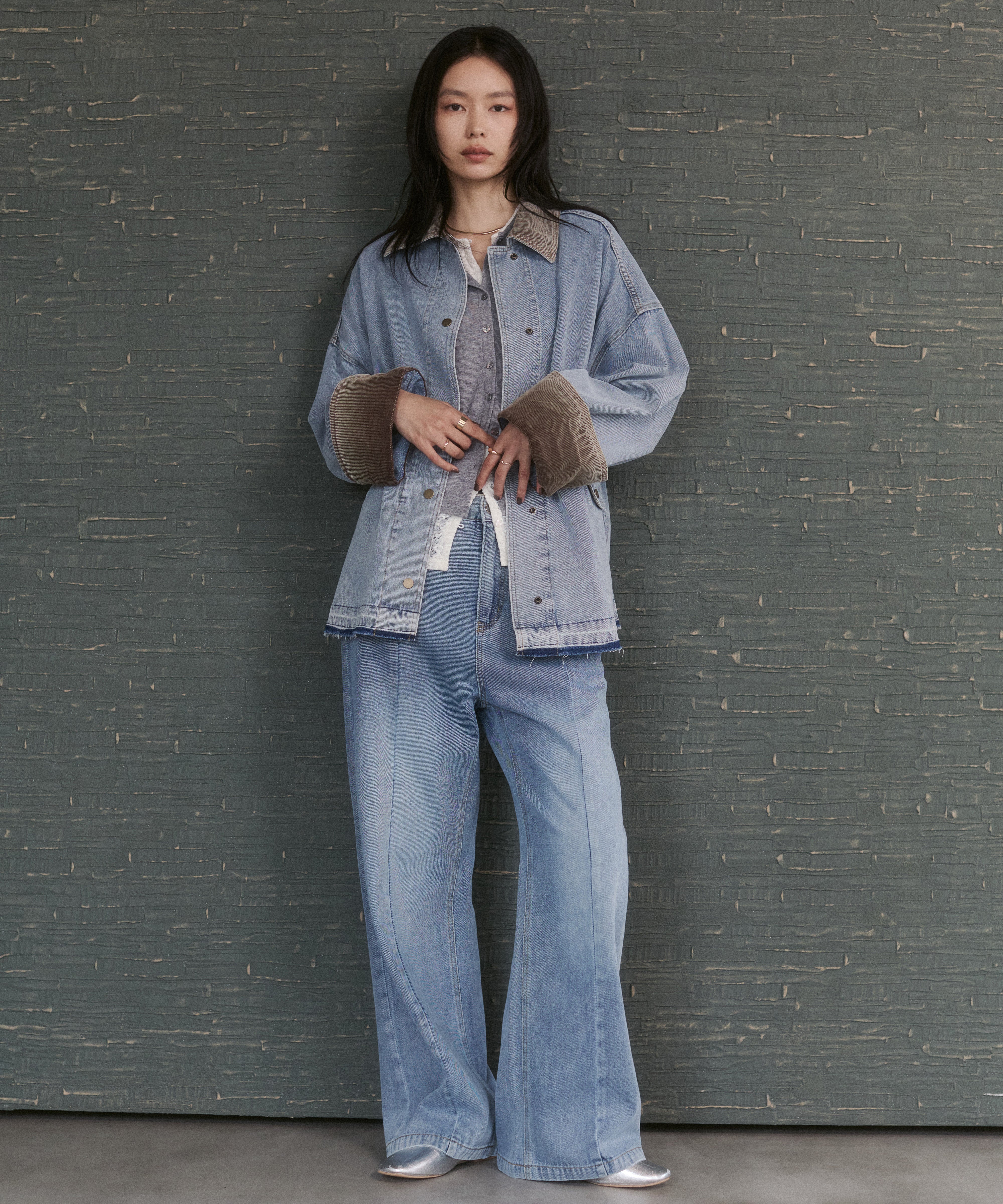 CENTER-SEAM SEMI-FLARED DENIM PANTS