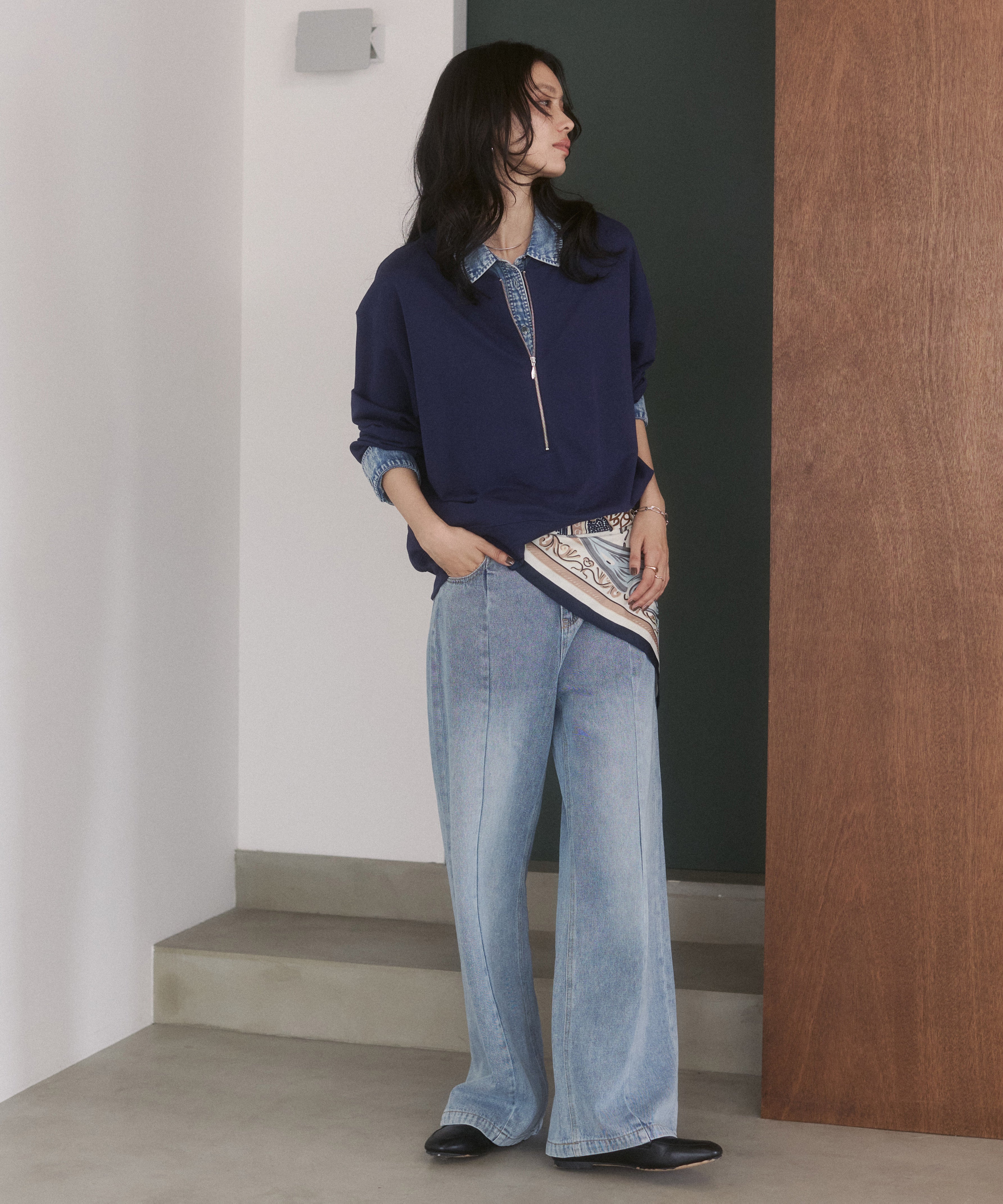 CENTER-SEAM SEMI-FLARED DENIM PANTS
