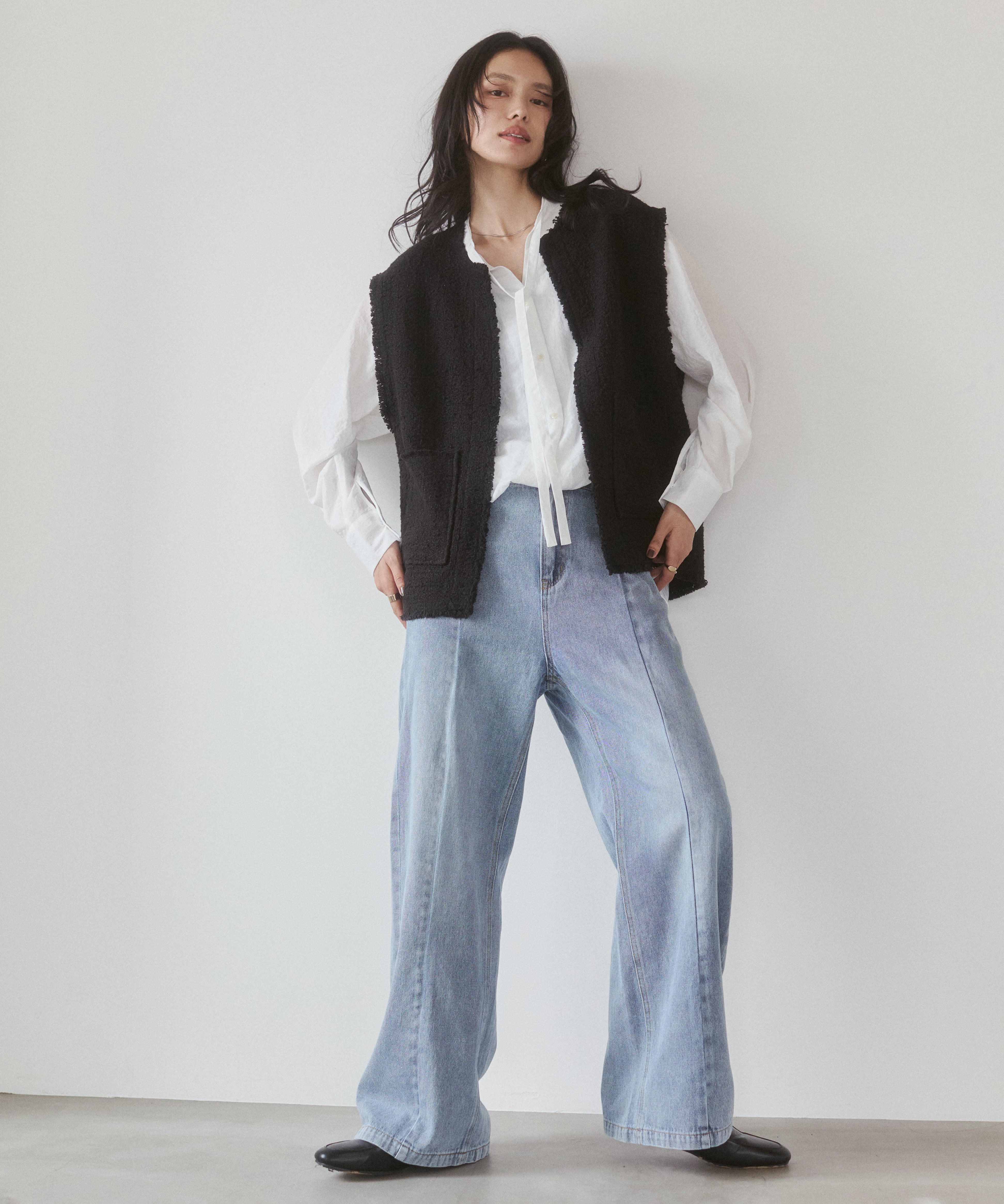 CENTER-SEAM SEMI-FLARED DENIM PANTS