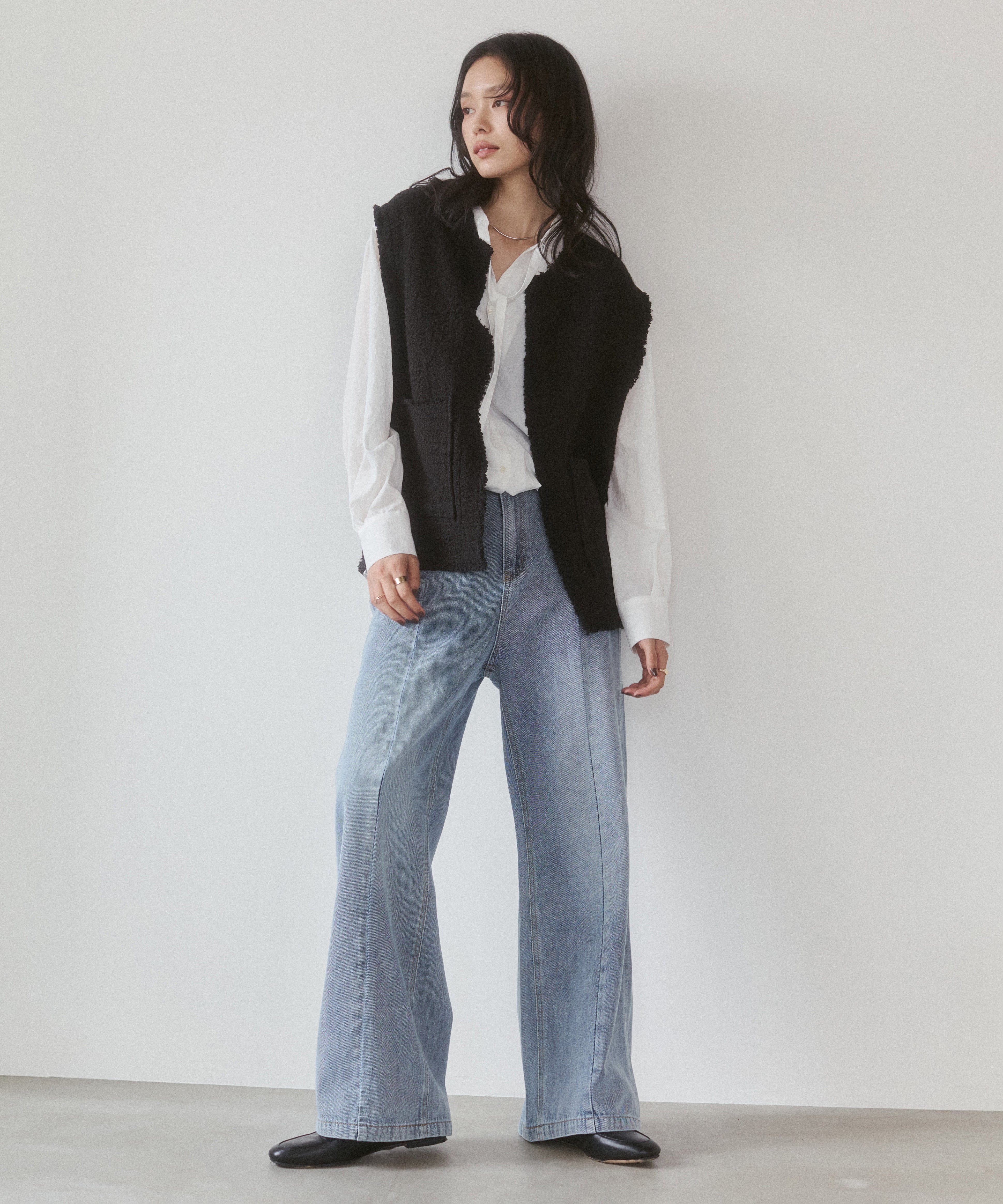 CENTER-SEAM SEMI-FLARED DENIM PANTS