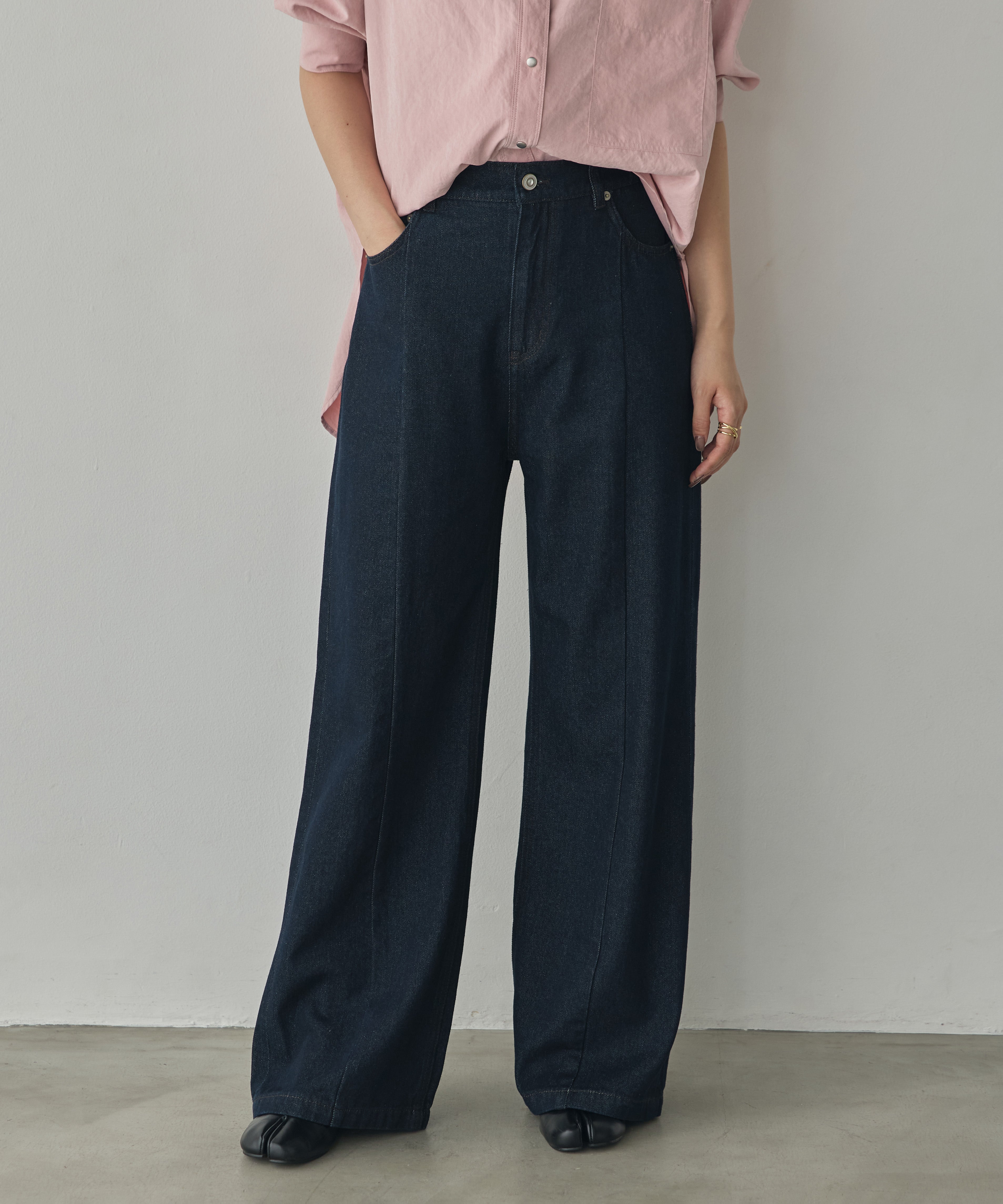 CENTER-SEAM SEMI-FLARED DENIM PANTS