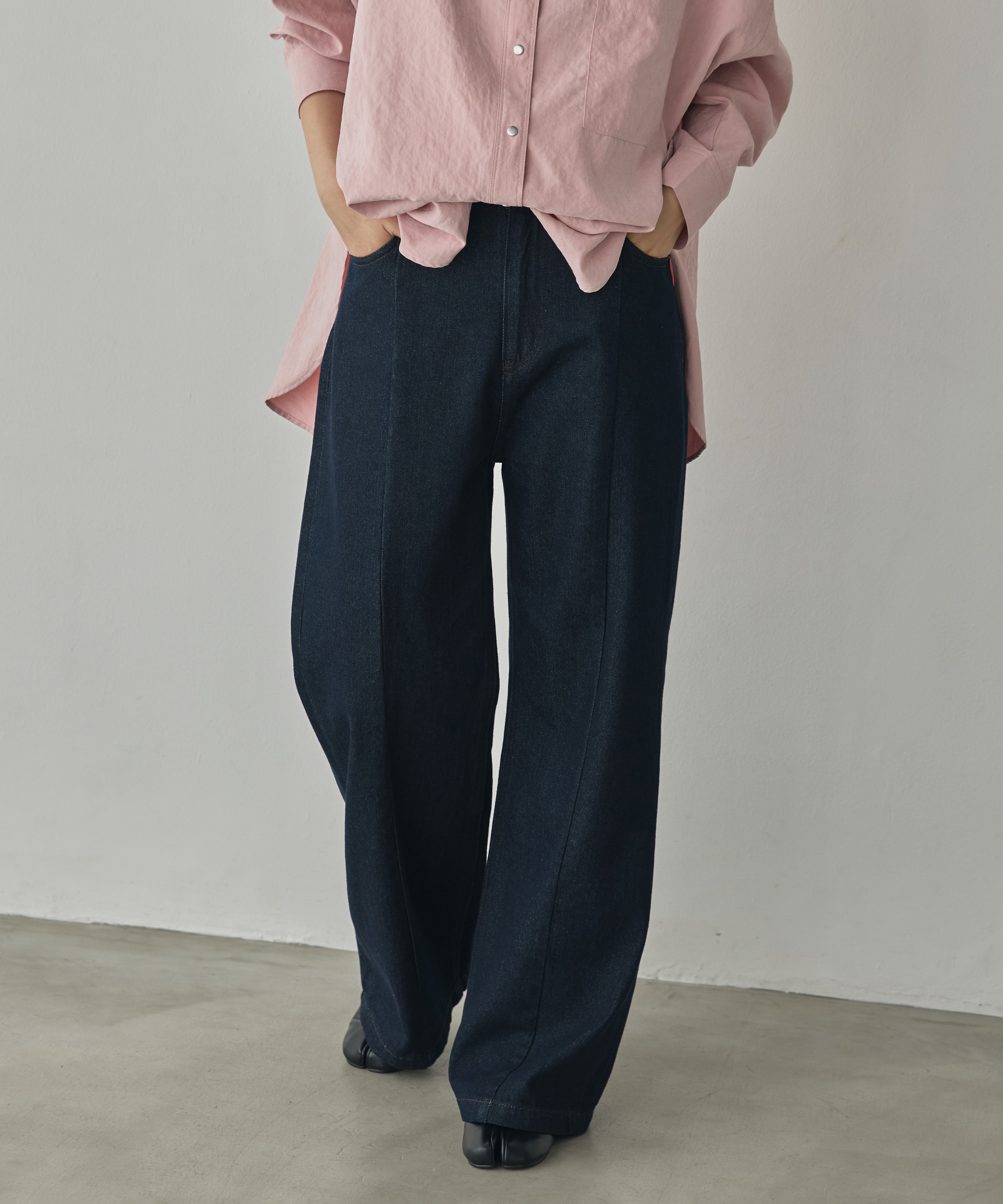 CENTER-SEAM SEMI-FLARED DENIM PANTS