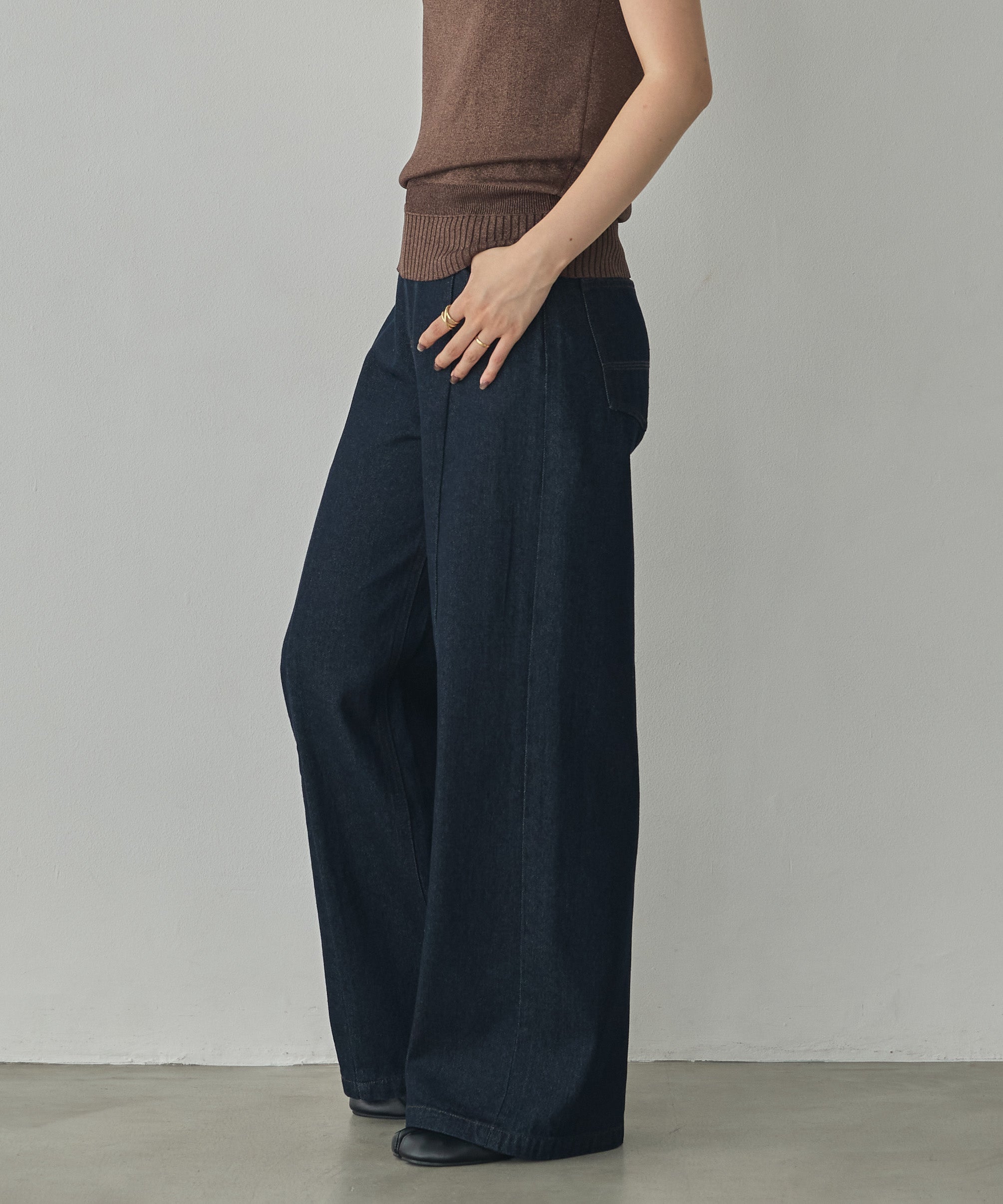 CENTER-SEAM SEMI-FLARED DENIM PANTS
