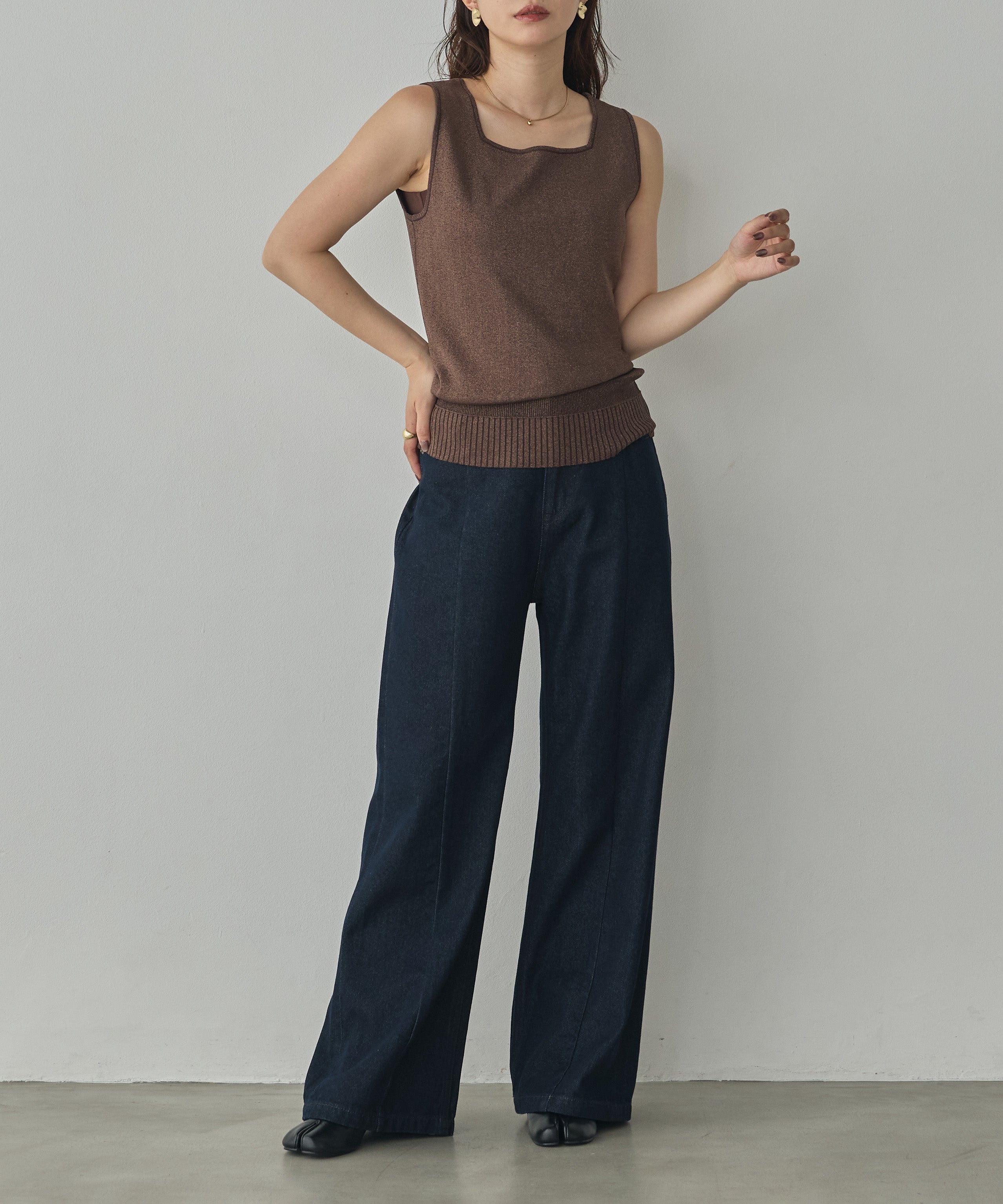 CENTER-SEAM SEMI-FLARED DENIM PANTS