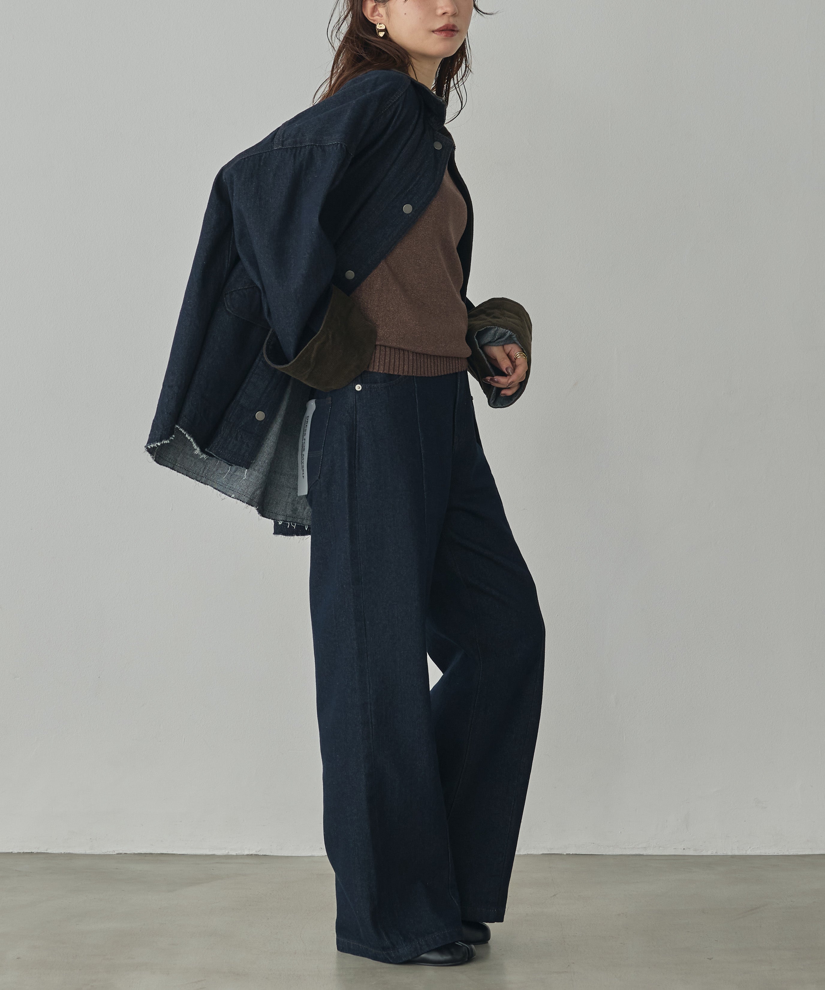 CENTER-SEAM SEMI-FLARED DENIM PANTS