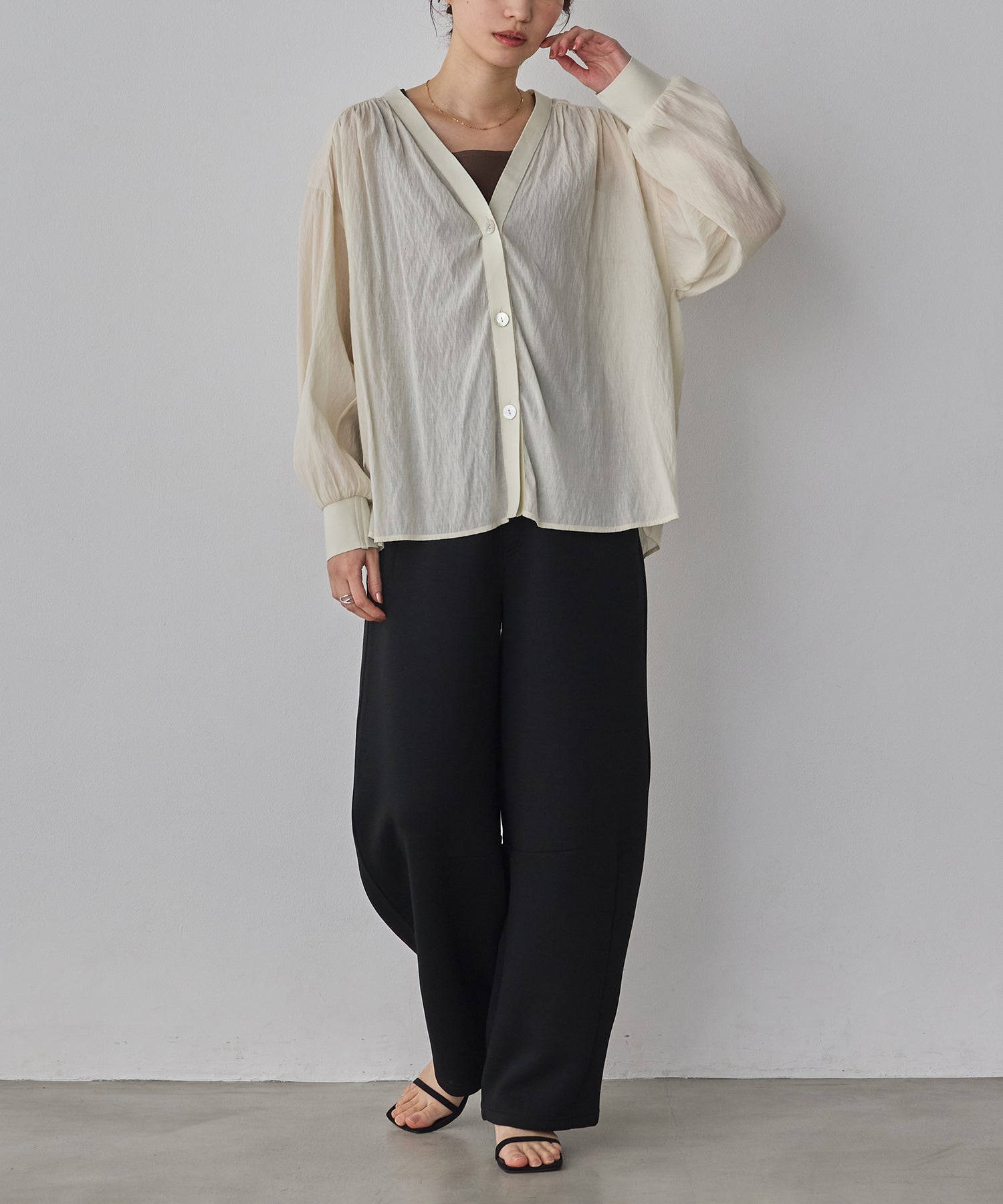 argue インナー　クルーネック　ヌードベージュ SHEER GATHERED CARDIGAN