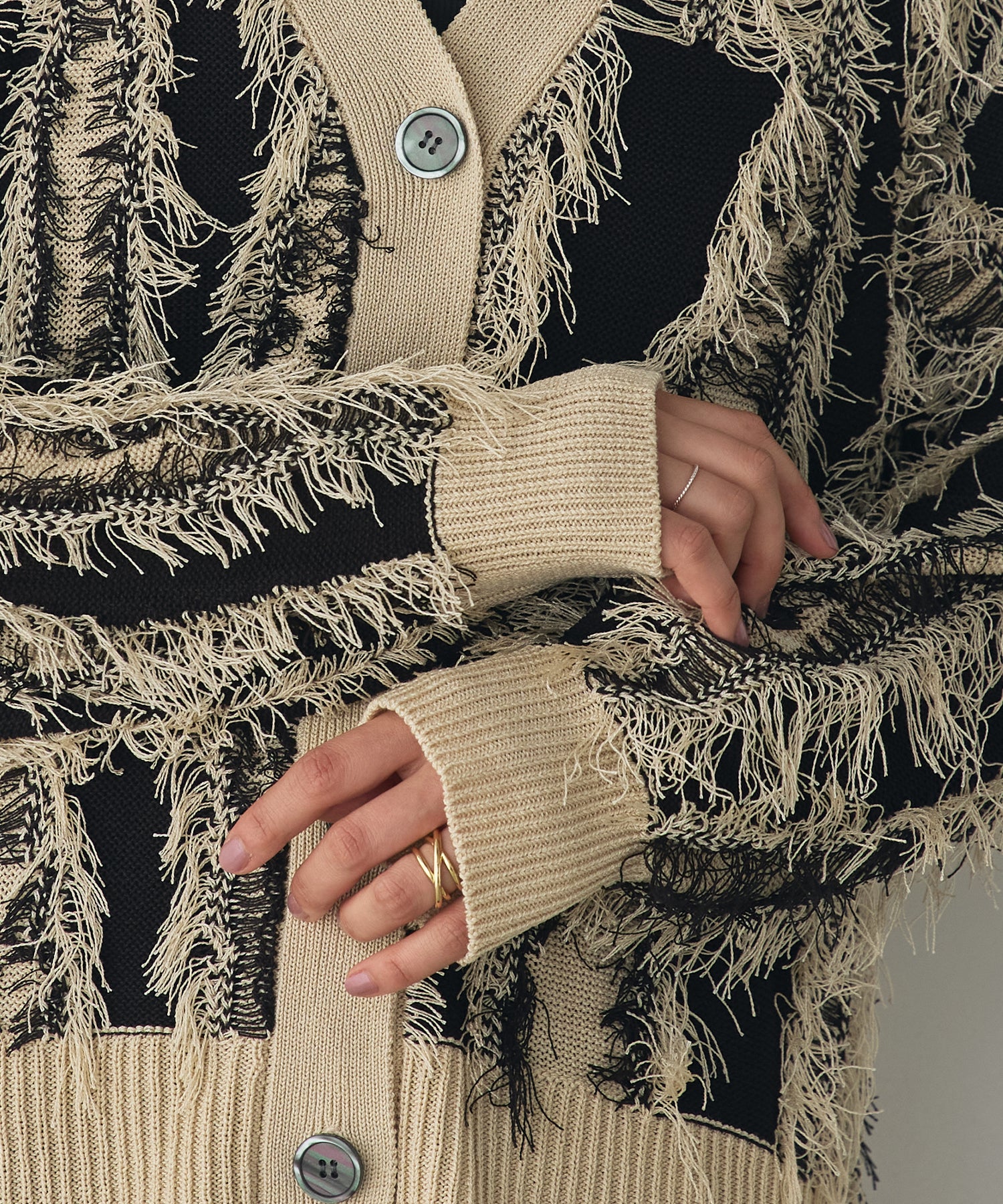 [PRE-ORDER]FRINGE-DESIGN KNIT CARDIGAN
