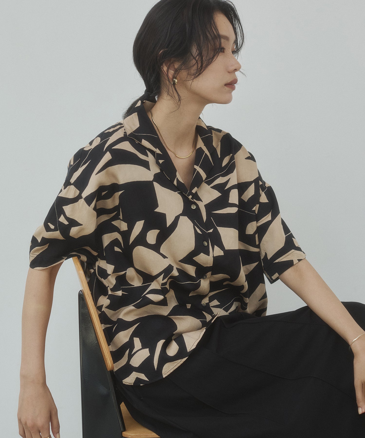 [PRE-ORDER]VISCOSE SATIN PRINTED OPEN-COLLAR SHIRT