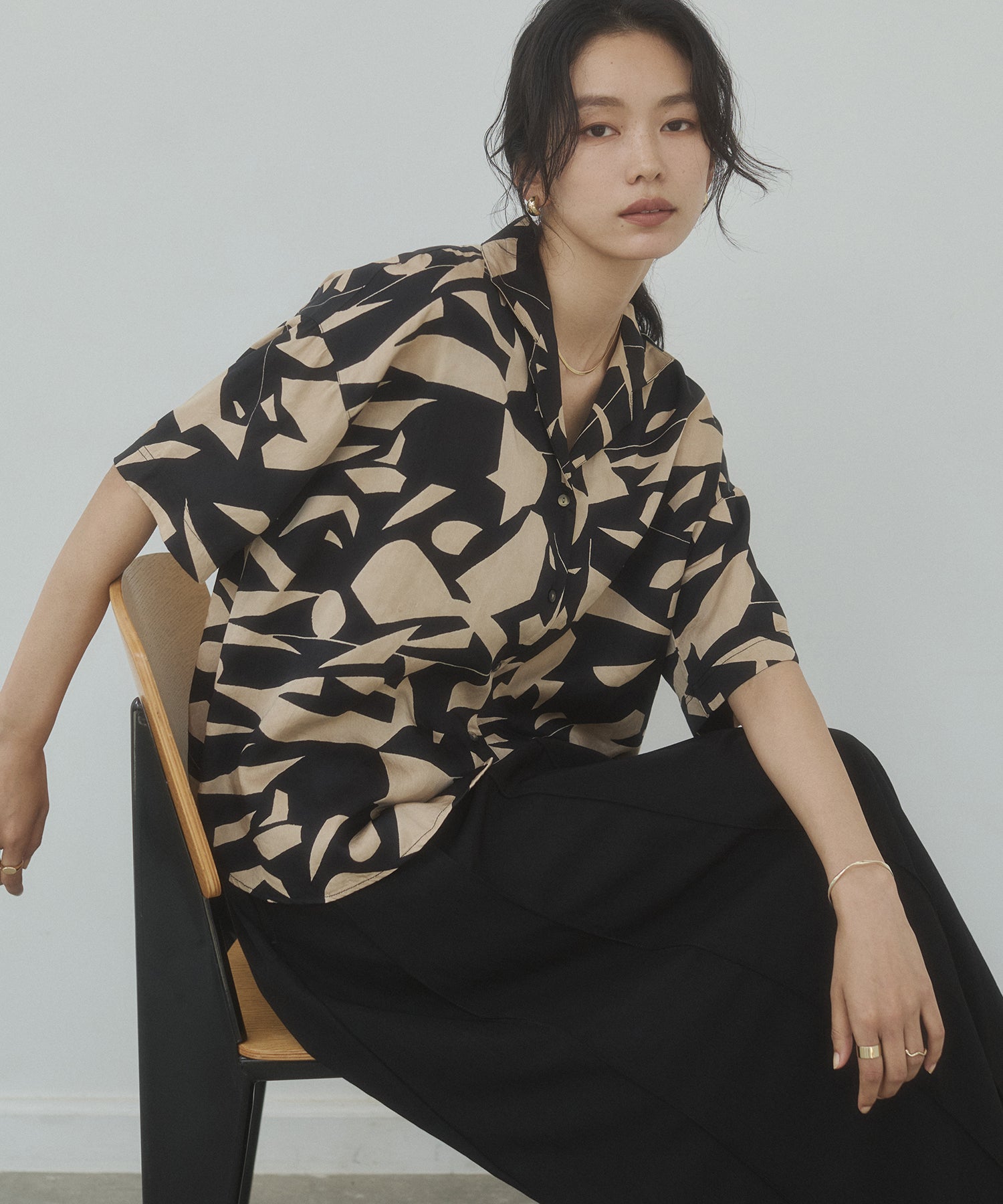 [PRE-ORDER]VISCOSE SATIN PRINTED OPEN-COLLAR SHIRT
