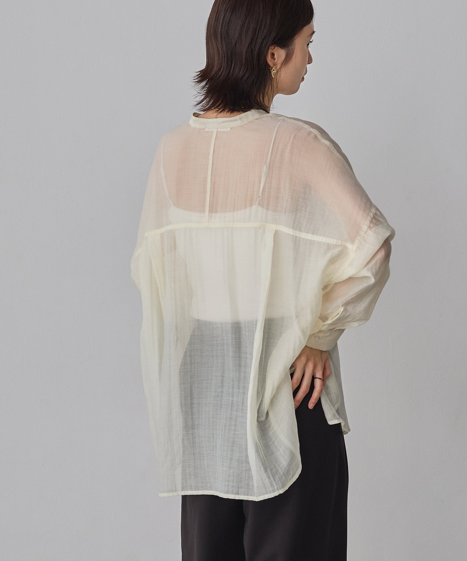 《一部予約》【WEB限定/別注】バンドカラー シアーシャツ