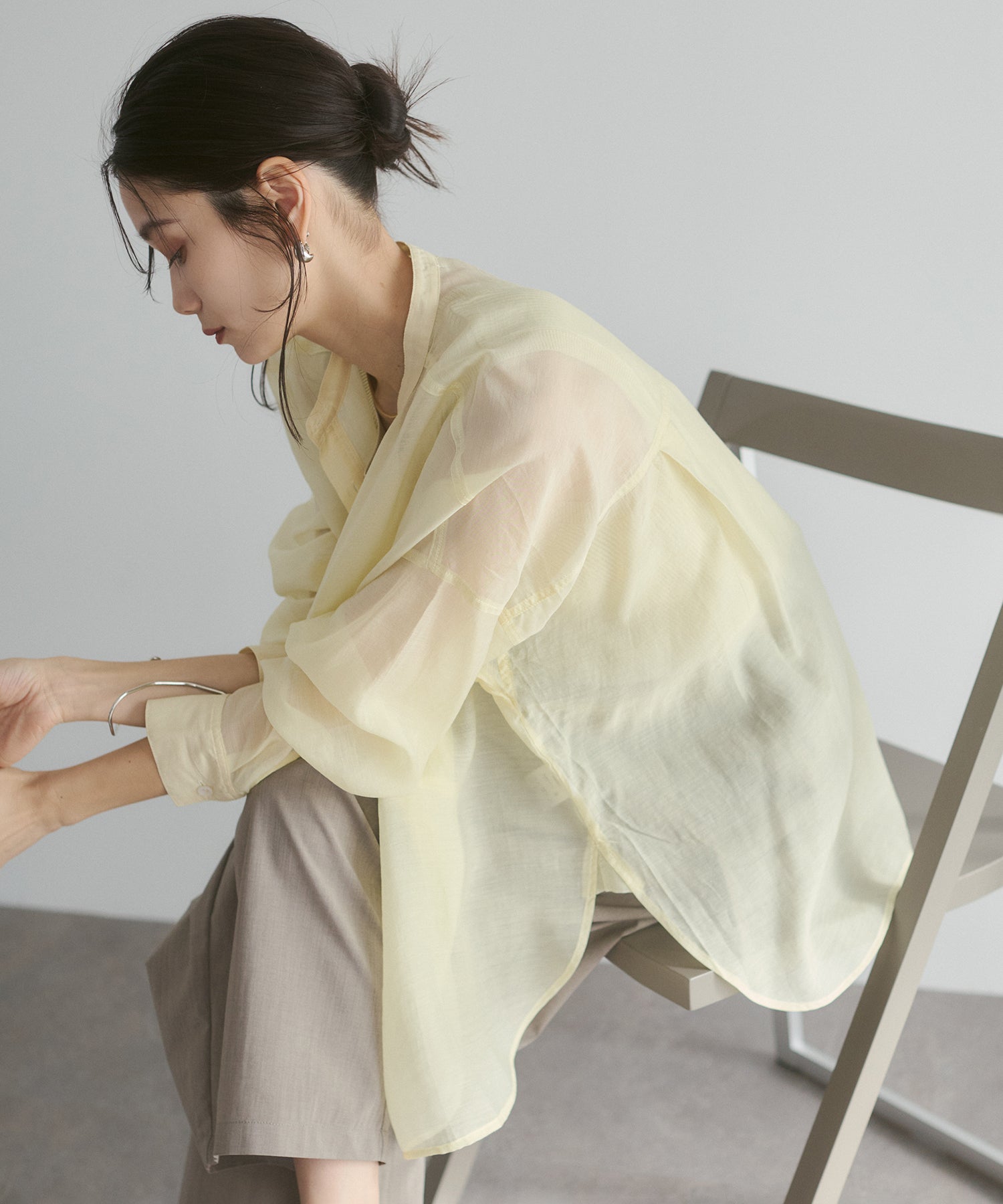 《一部予約》【WEB限定/別注】バンドカラー シアーシャツ