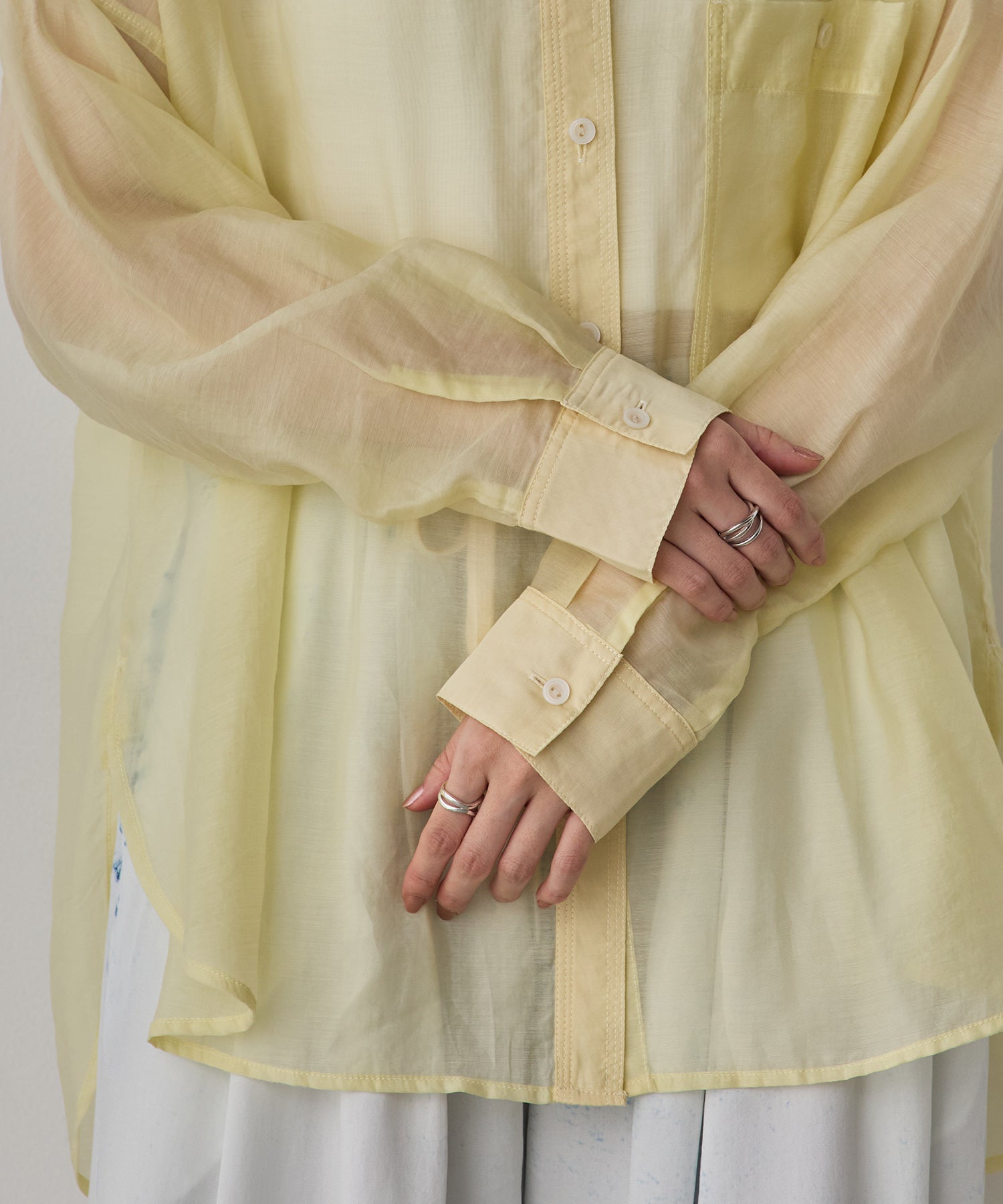 《一部予約》【WEB限定/別注】バンドカラー シアーシャツ